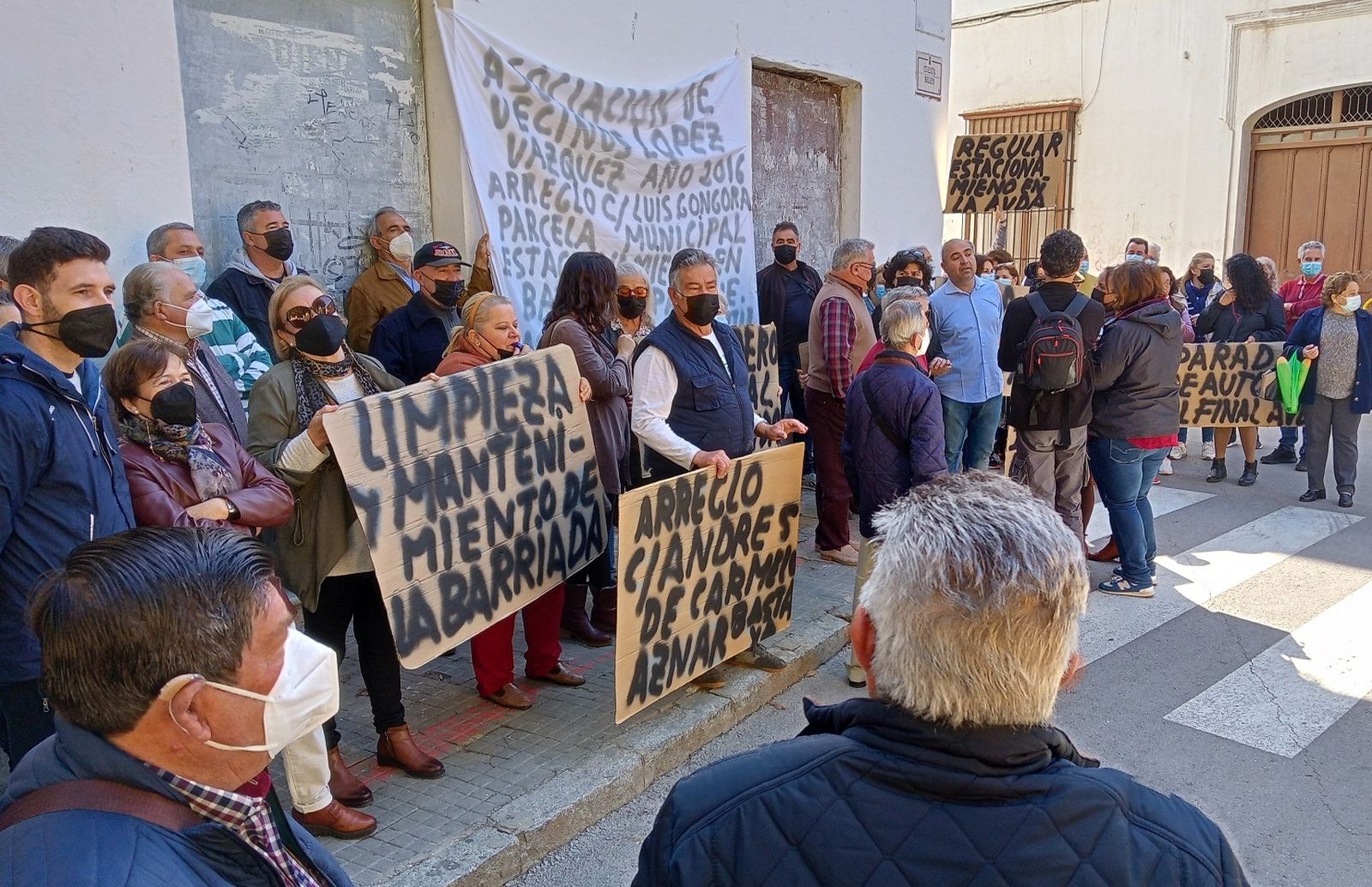Vecinos de la zona de Monteolivete pertenecientes a la asociación Manuel López Vázquez, este jueves en la puerta del Ayuntamiento.