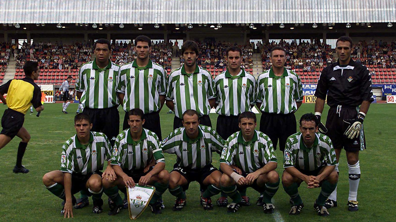 Joaquín, abajo a la izquierda el día de su estreno con el Betis.