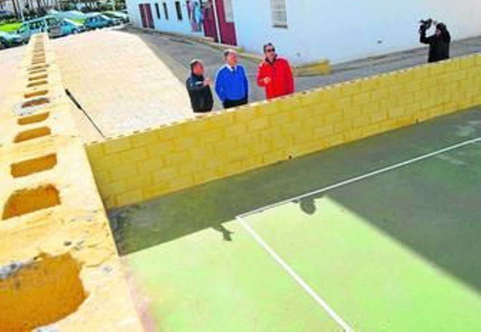 El alcalde observa los trabajos realizados.