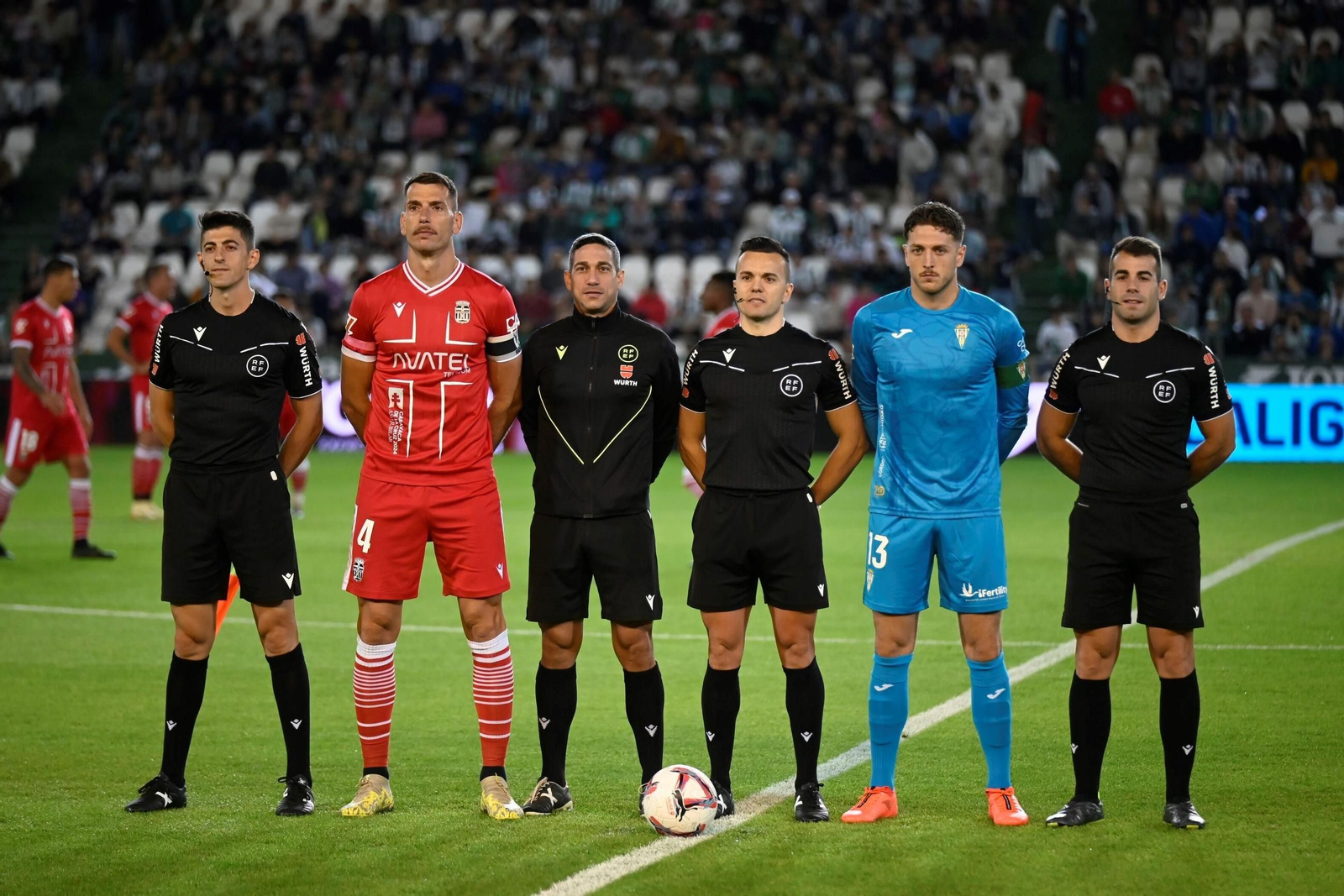 El meta almeriense posa con el colectivo arbitral y el capitán del Cartagena tras el sorteo de capitanes en el choque ante los albinegros.