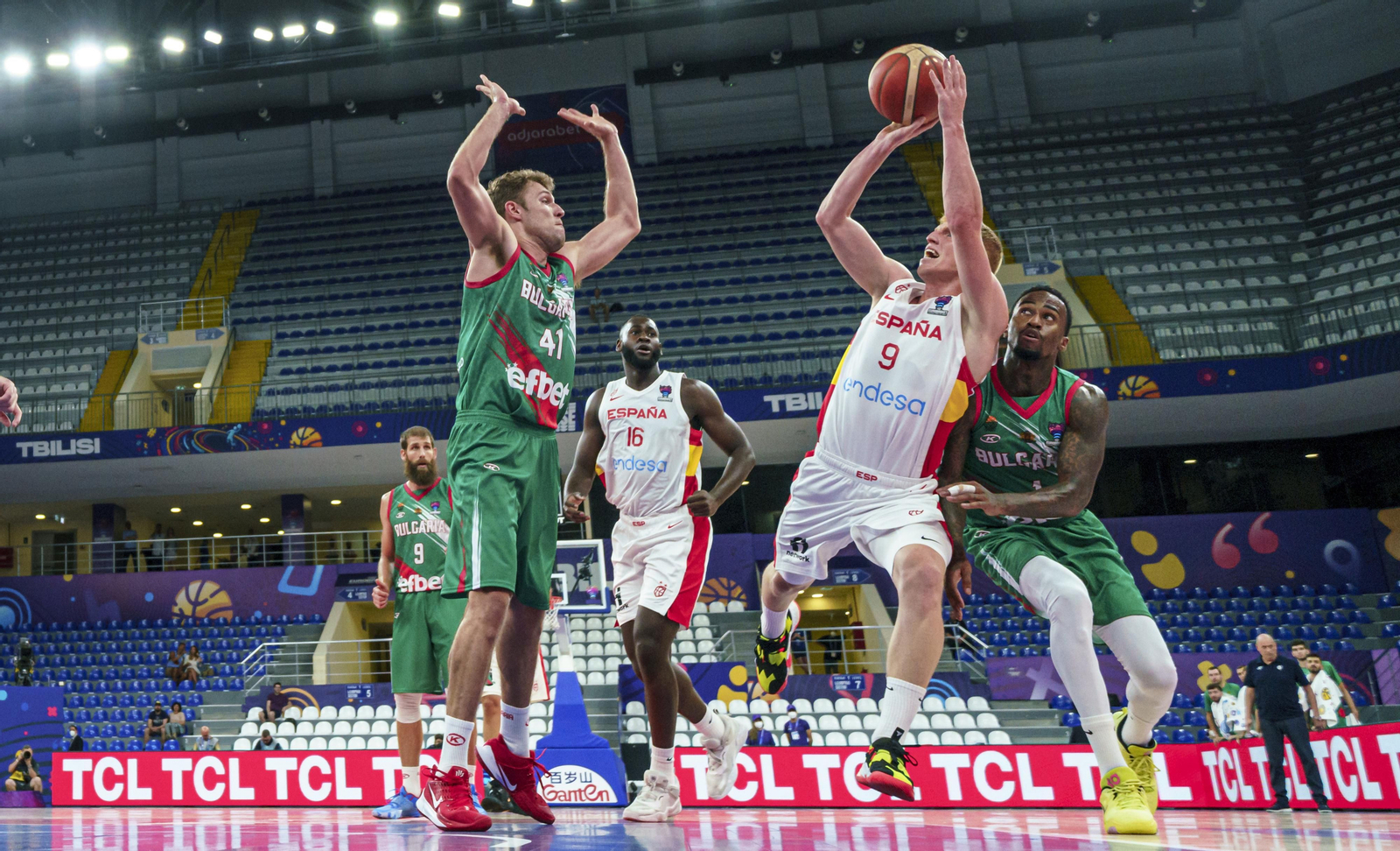 Alberto Díaz lanza a canasta.