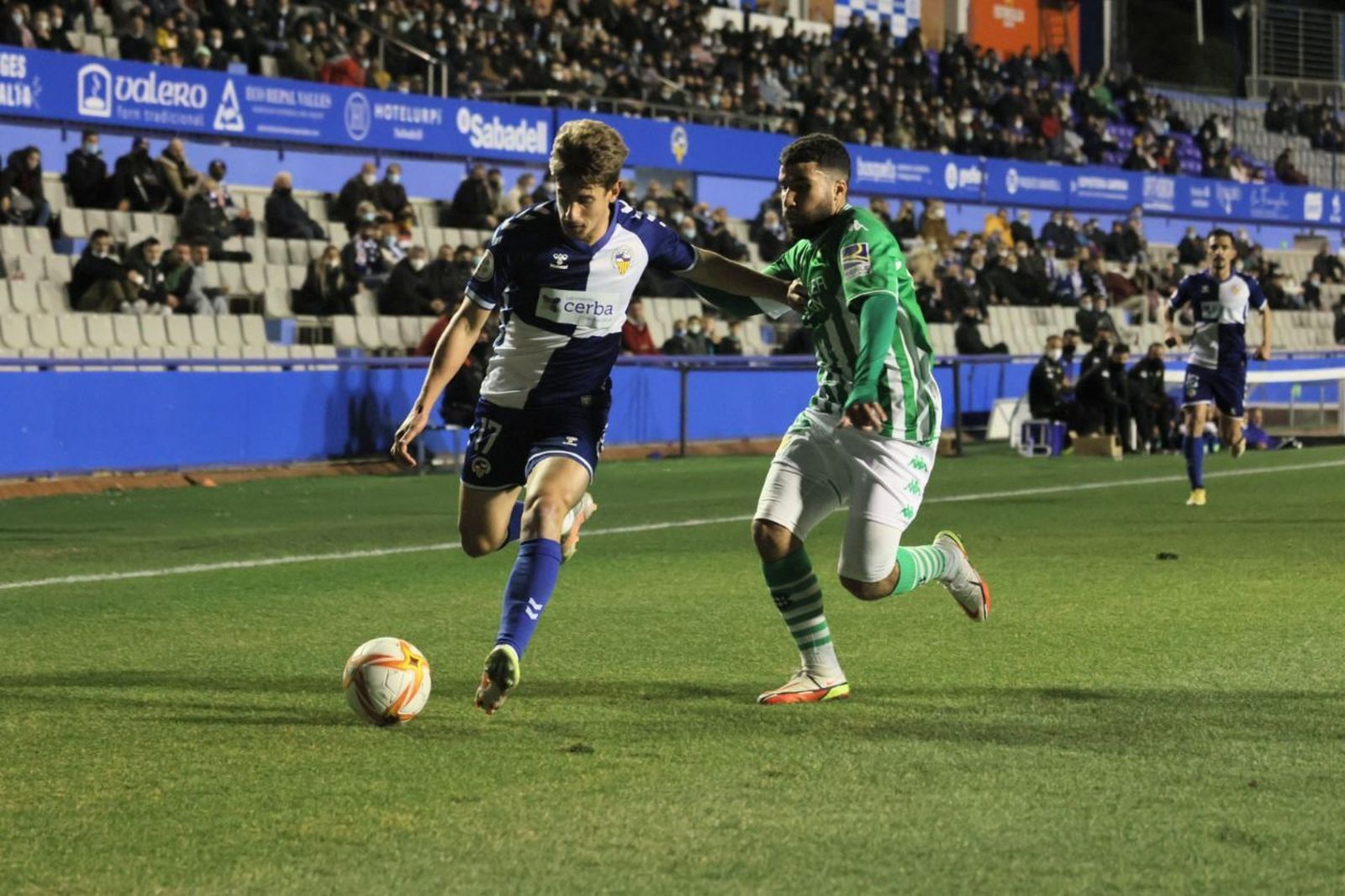 Yassin Fekir trata de tapar una subida de Alfred Planas.