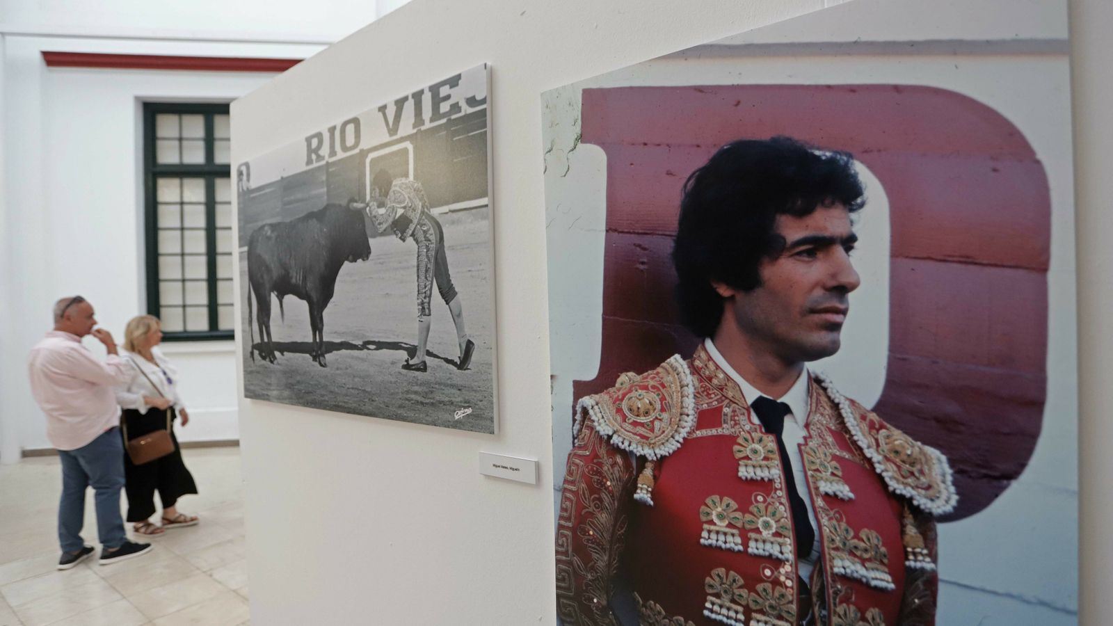 Exposición de fotografía taurinas y trajes de toreo en el museo de Algeciras