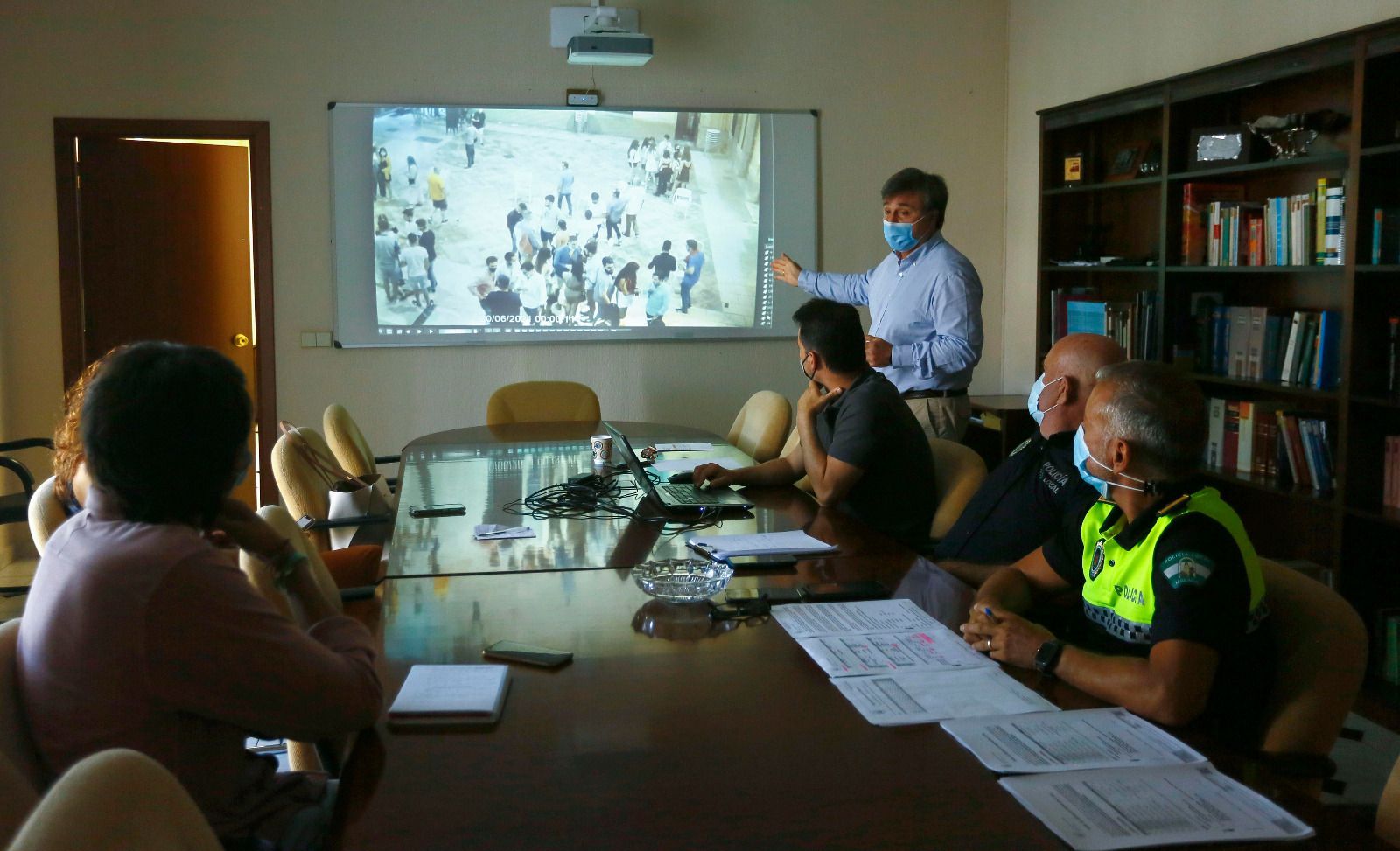 El concejal de seguridad muestra una imagen de la plaza Mitjanas durante el fin de semana