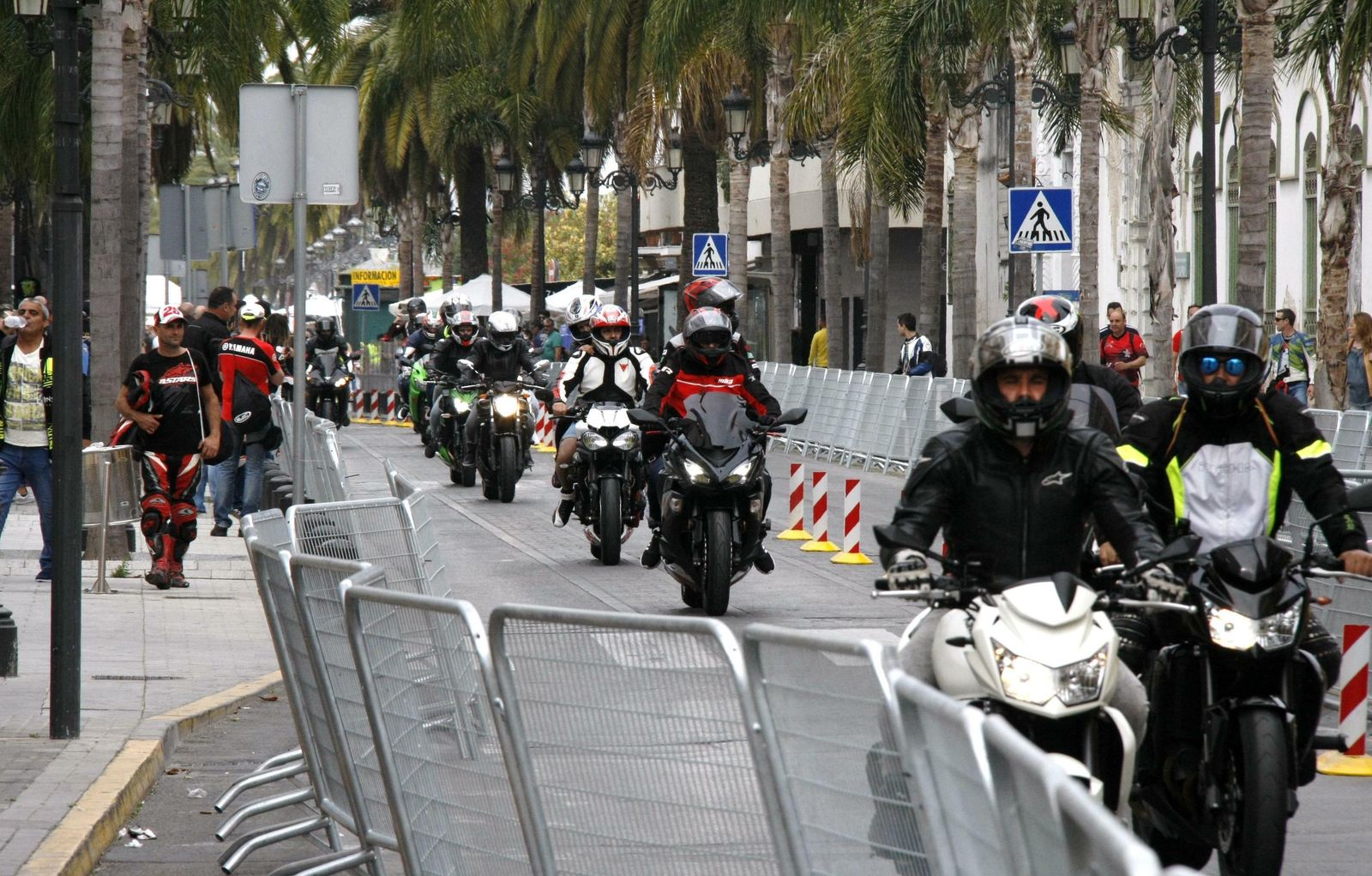 La llegada de moteros ayer viernes fue bastante escalonada, sin grandes aglomeraciones.