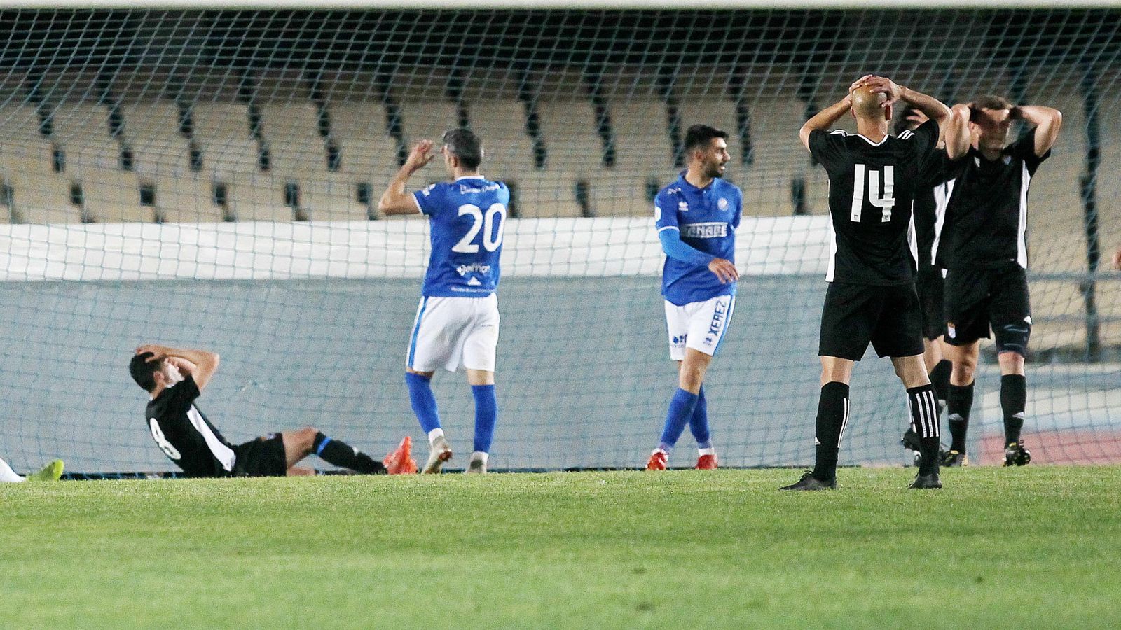 David Narváez se lamenta tras no llegar al balón cabeceado por Raúl Fernández. David Narváez se lamenta tras no llegar al balón cabeceado por Raúl Fernández.