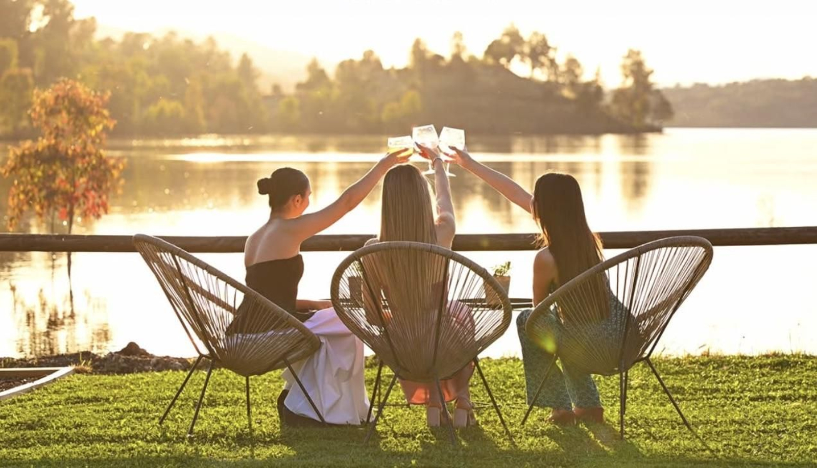 El lago oculto de Huelva que combina paisajes de cuento, gastronomía local y música en vivo