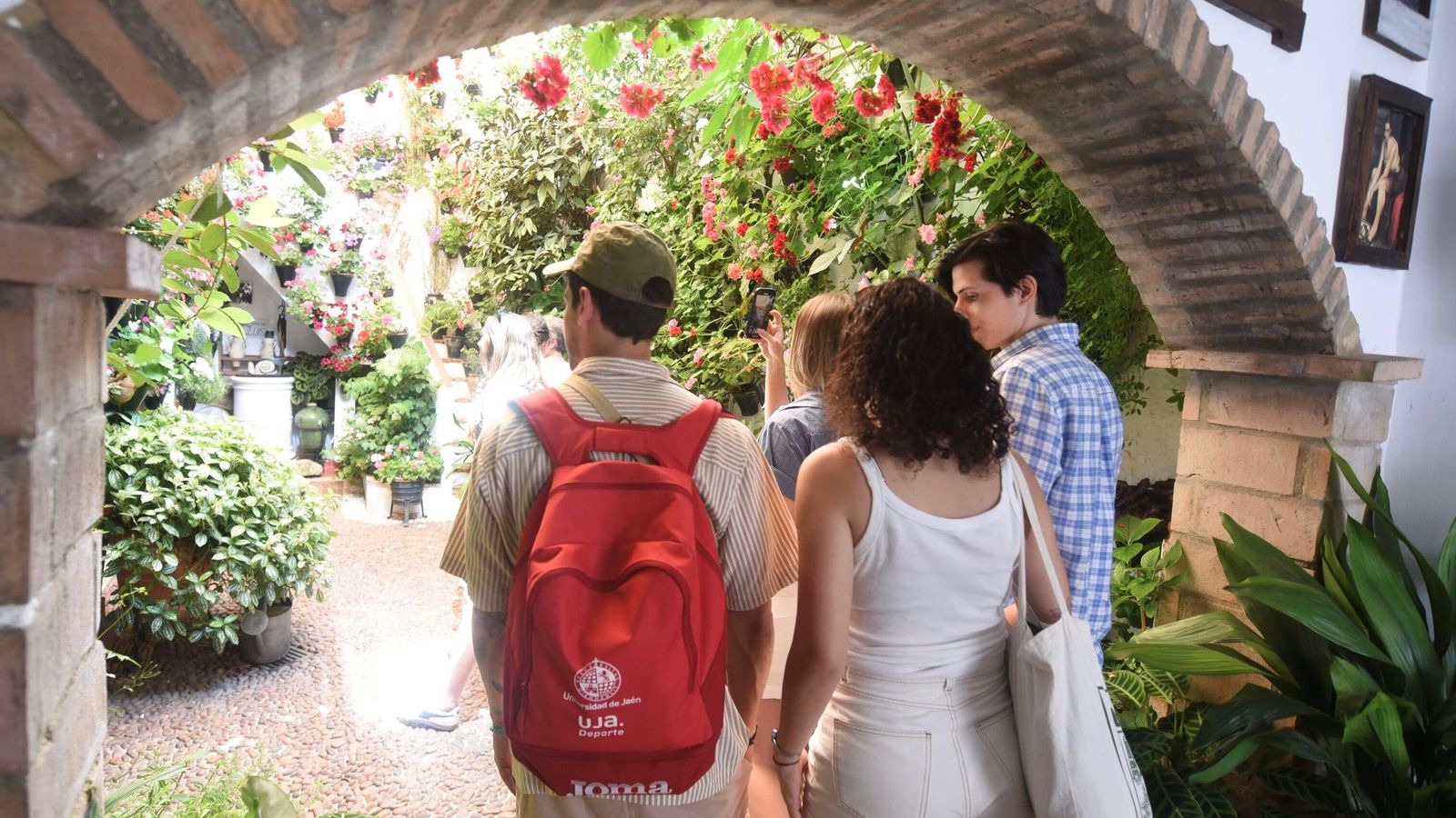 Visitantes se disponen a cruzar el zaguán de Duartas, 2