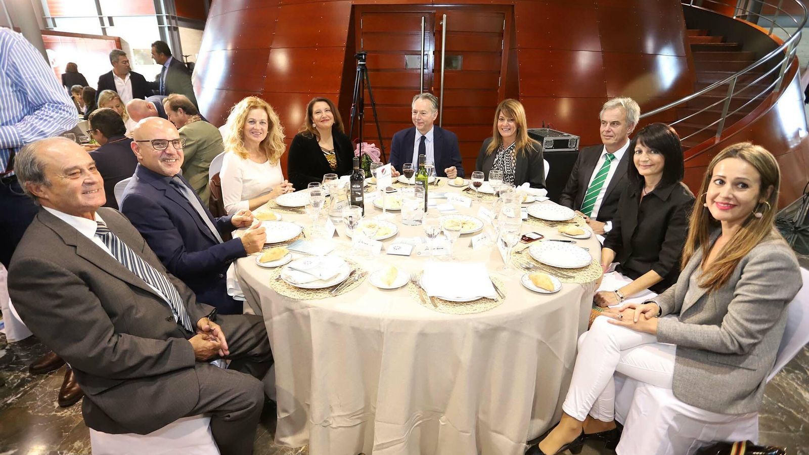 Antonio Ponce, presidente de la Cámara de Comercio, Antonio Lao, director de Diario de Almería, María Zamora, gerente de VellSam, Carmen Crespo, consejera de la Junta, José Joly, presidente del Grupo Joly, Pilar Miranda, presidenta del Puerto, Francisco Castillo, de Vellsam, Ana Vives Casas, directora de Huelva Información, y Bella Verano, delegada del Gobierno.