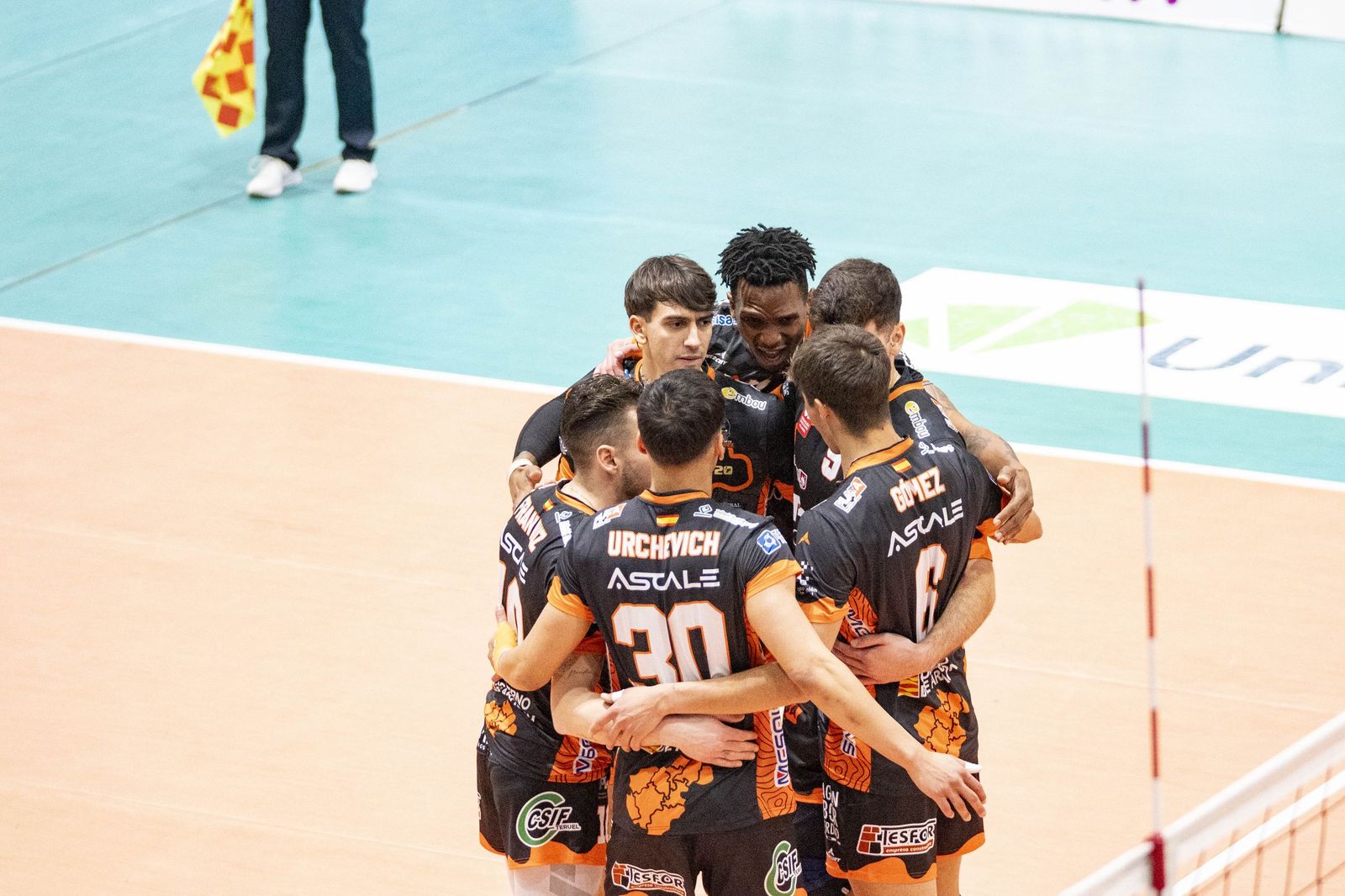 Las imágenes del partido entre Unicaja Costa de Almería y Pamesa Teruel de Superliga de voleibol