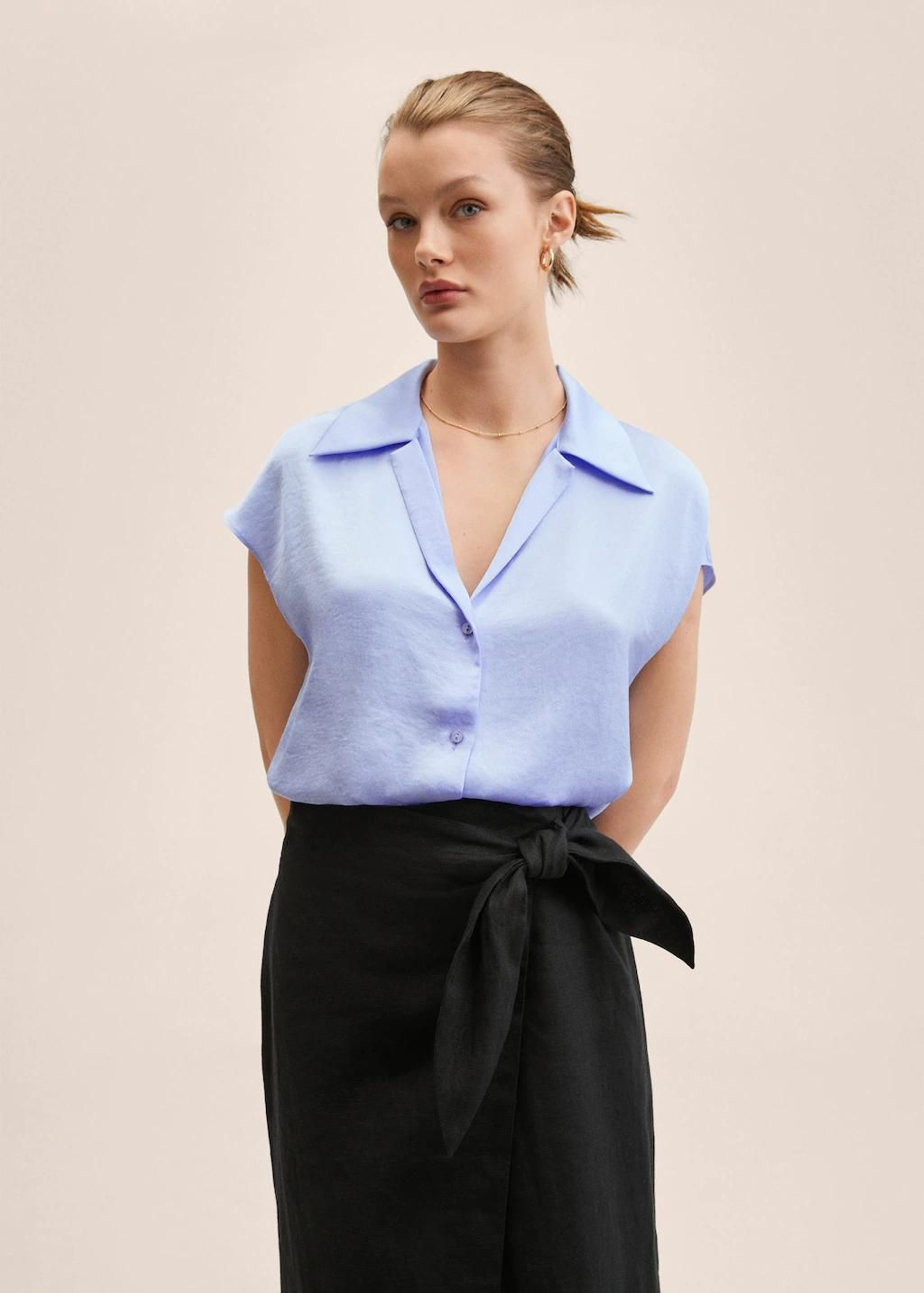 Blusa celeste de mangas cortas de Mango.