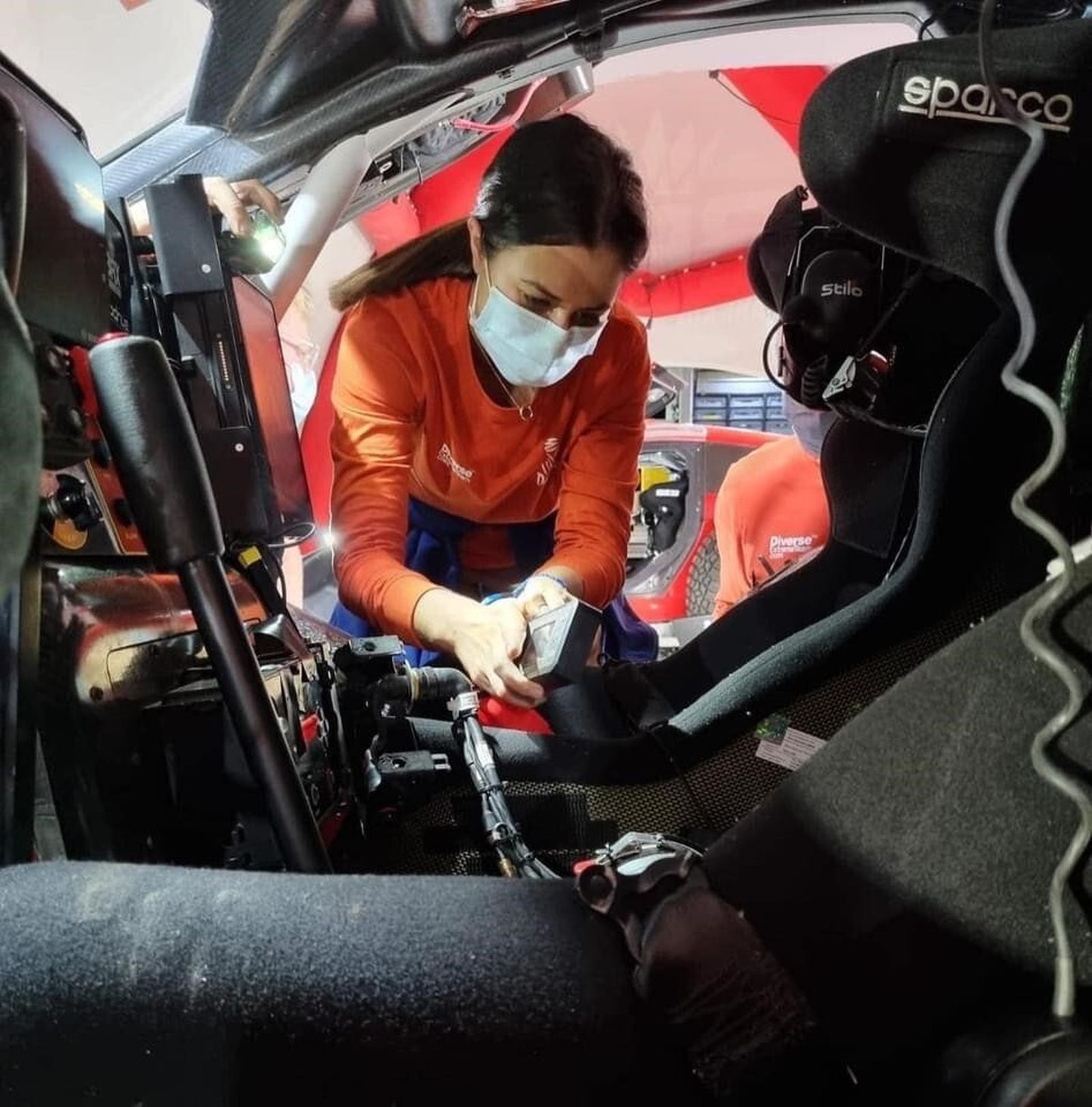 Miriam Silva verificando los sistemas de uno de los coches que han participado en el último Dakar.