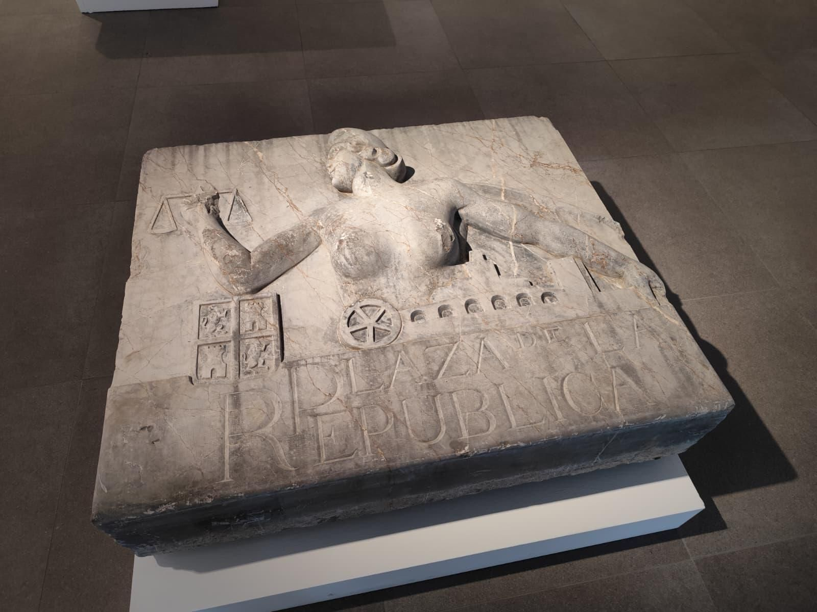 Imagen de la placa donde se observa su grosor.