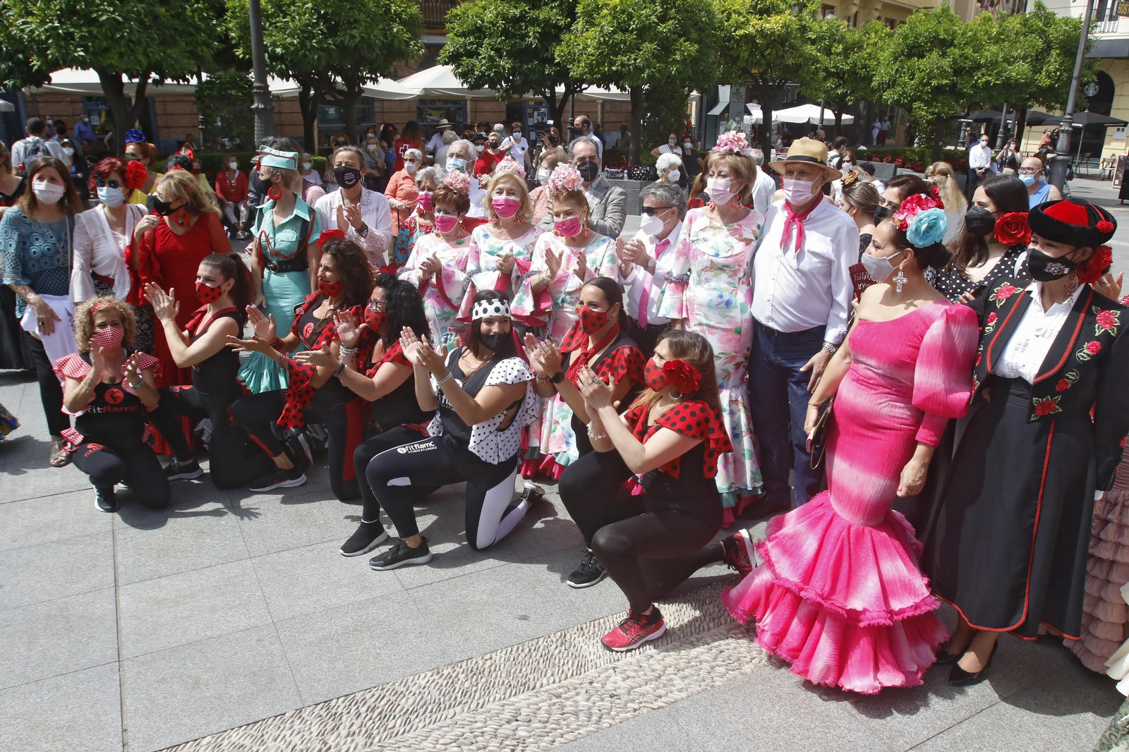 La quedada de las mujeres cordobesas vestidas de flamencas, en imágenes