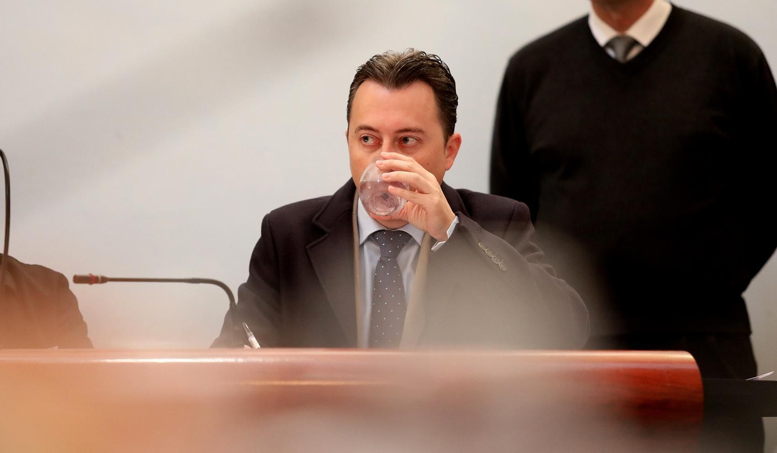Santiago Galván se refresca con un vaso de agua durante la celebración del Pleno Santiago Galván se refresca con un vaso de agua durante la celebración del Pleno