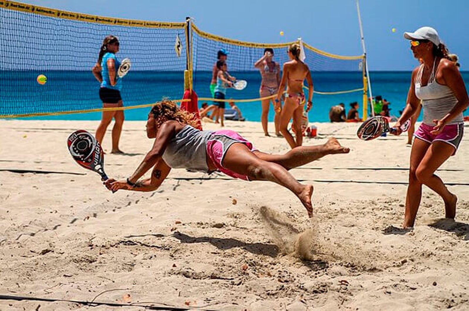 Una pareja femenina, durante un torneo de tenis playa