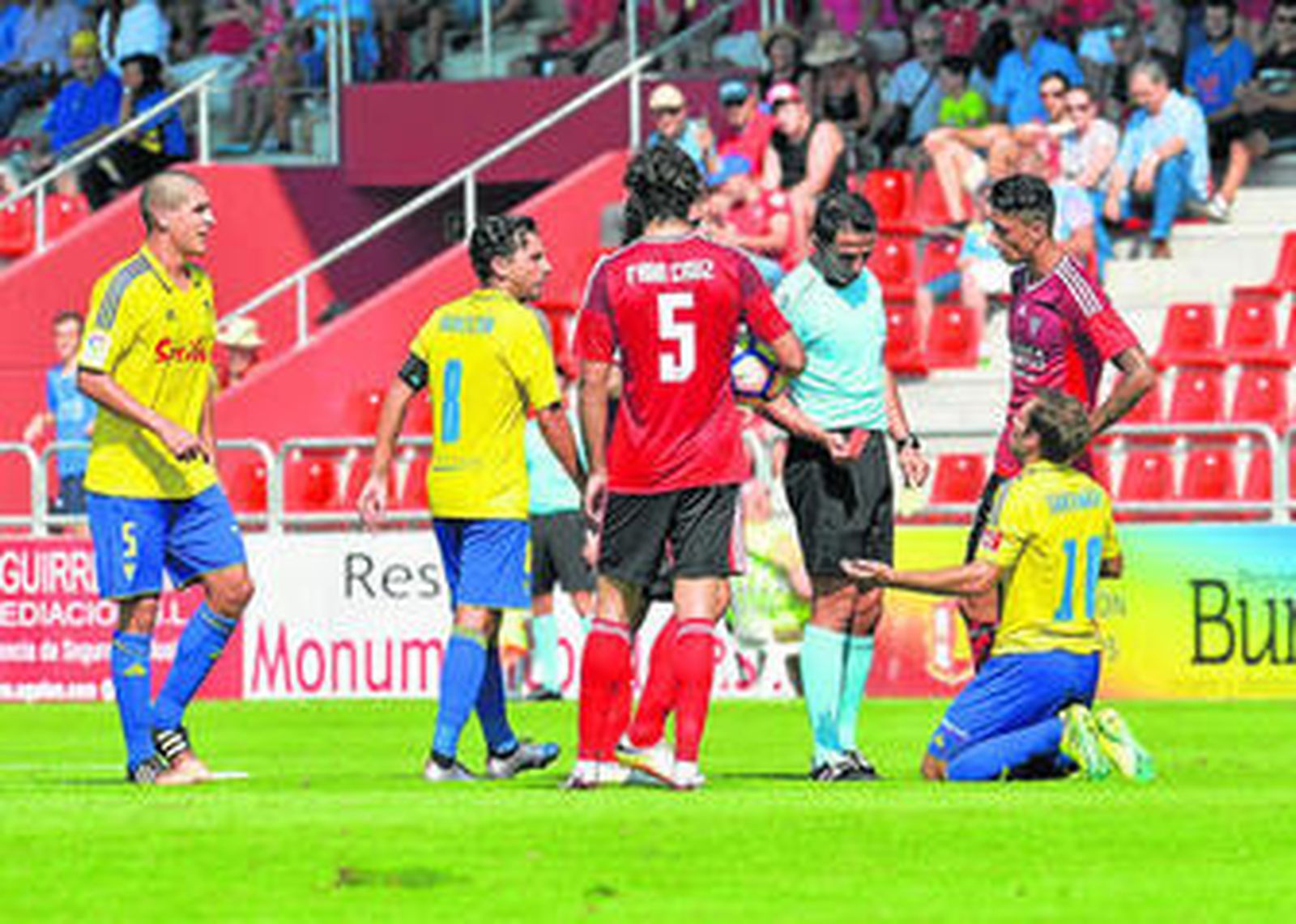 Instante en el que Saúl Ais Reig se dispone a expulsar a Santamaría en el choque contra el Mirandés.