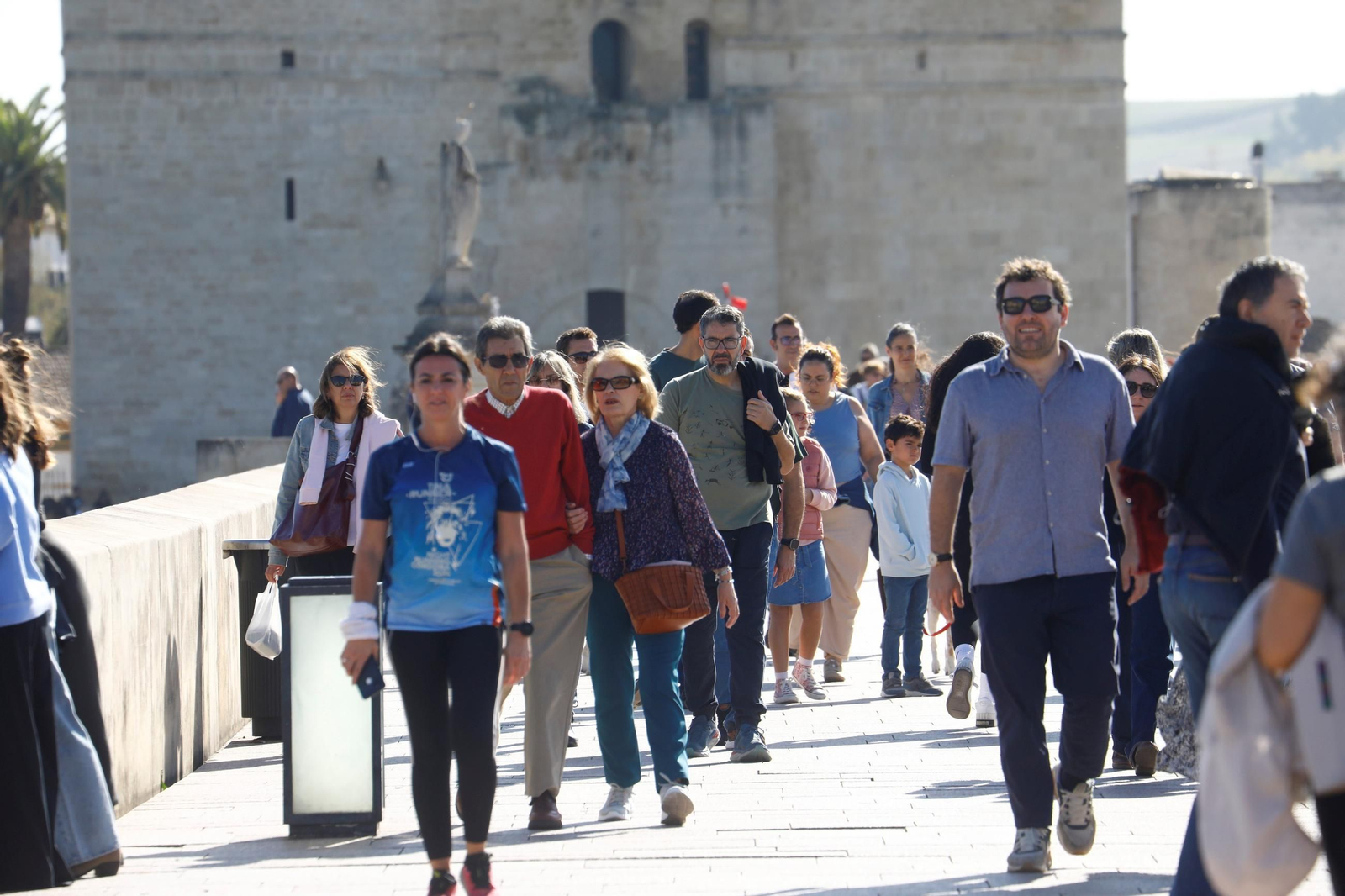 Las imágenes de Córdoba repleta de turistas en el Puente de los Santos
