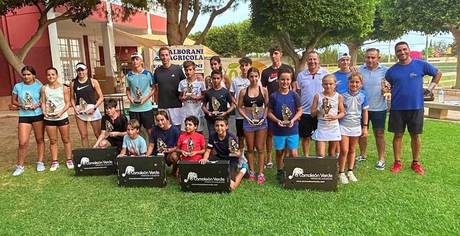 Foto de familia de los ganadores del tercer torneo de tenis 'Atenix' disputado en el Club de Tenis Indalo de Pechina.