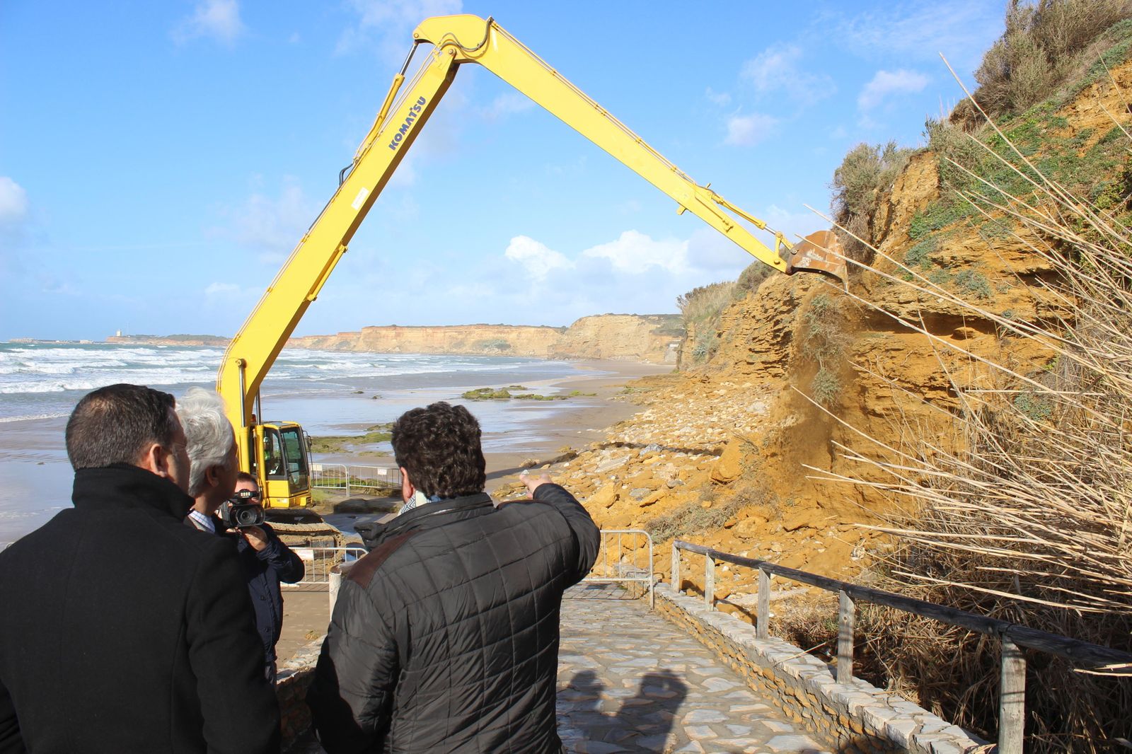 El subdelegado del Gobierno, el alcalde de Conil y el jefe de Costas, ayer en la playa de la Fuente del Gallo.