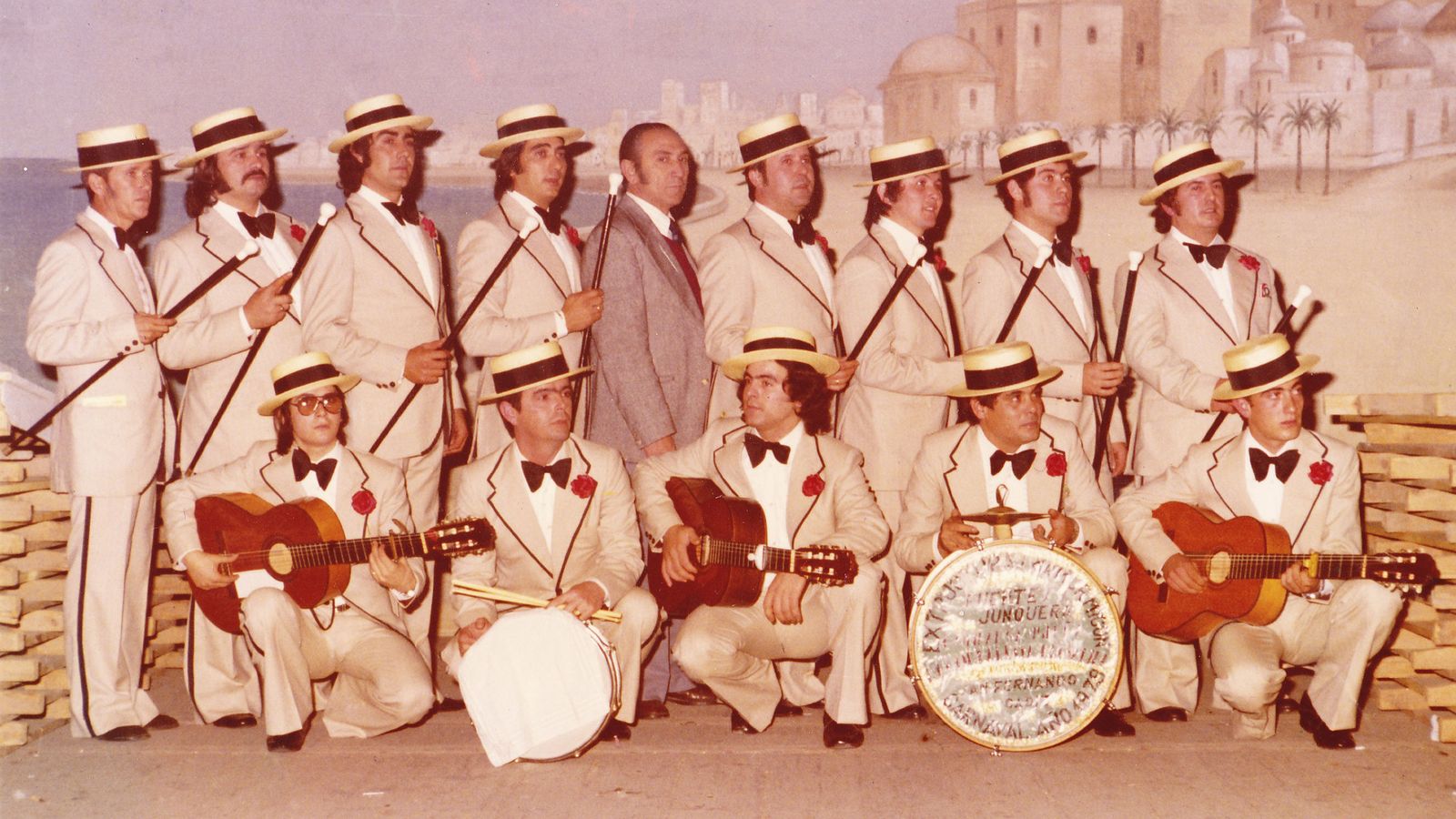 La comparsa 'Recordando a Chevalier' con José Ramos 'Requeté' en el centro.