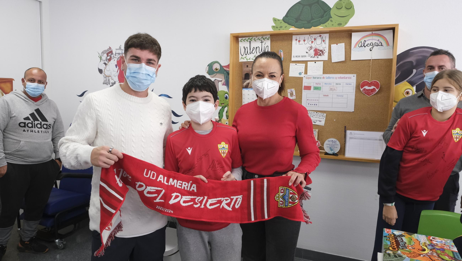 Las imágenes de la visita de los jugadores del Almería a los niños de Torrecárdenas