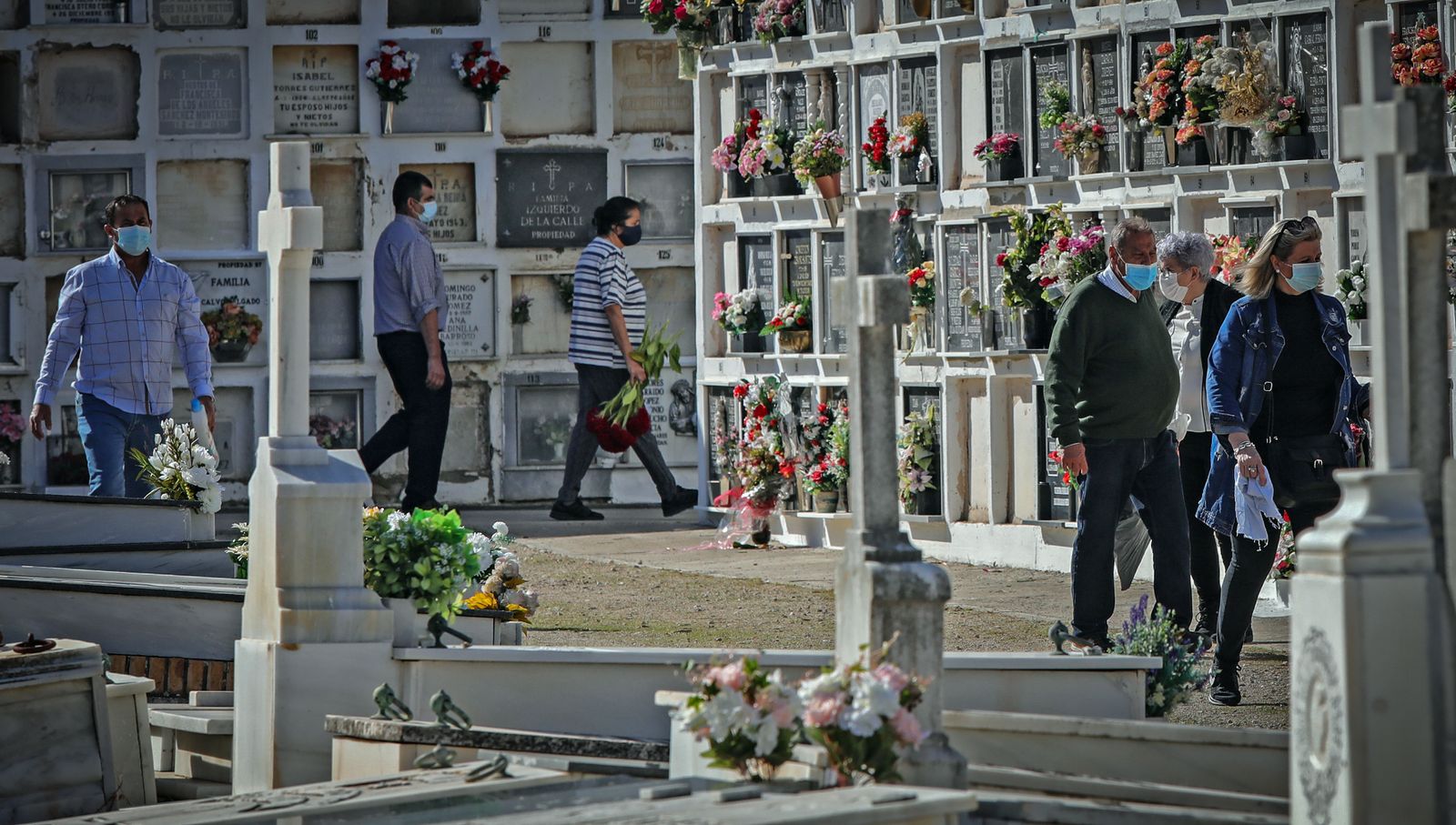 Día de Todos los Santos en el cementerio de Jerez