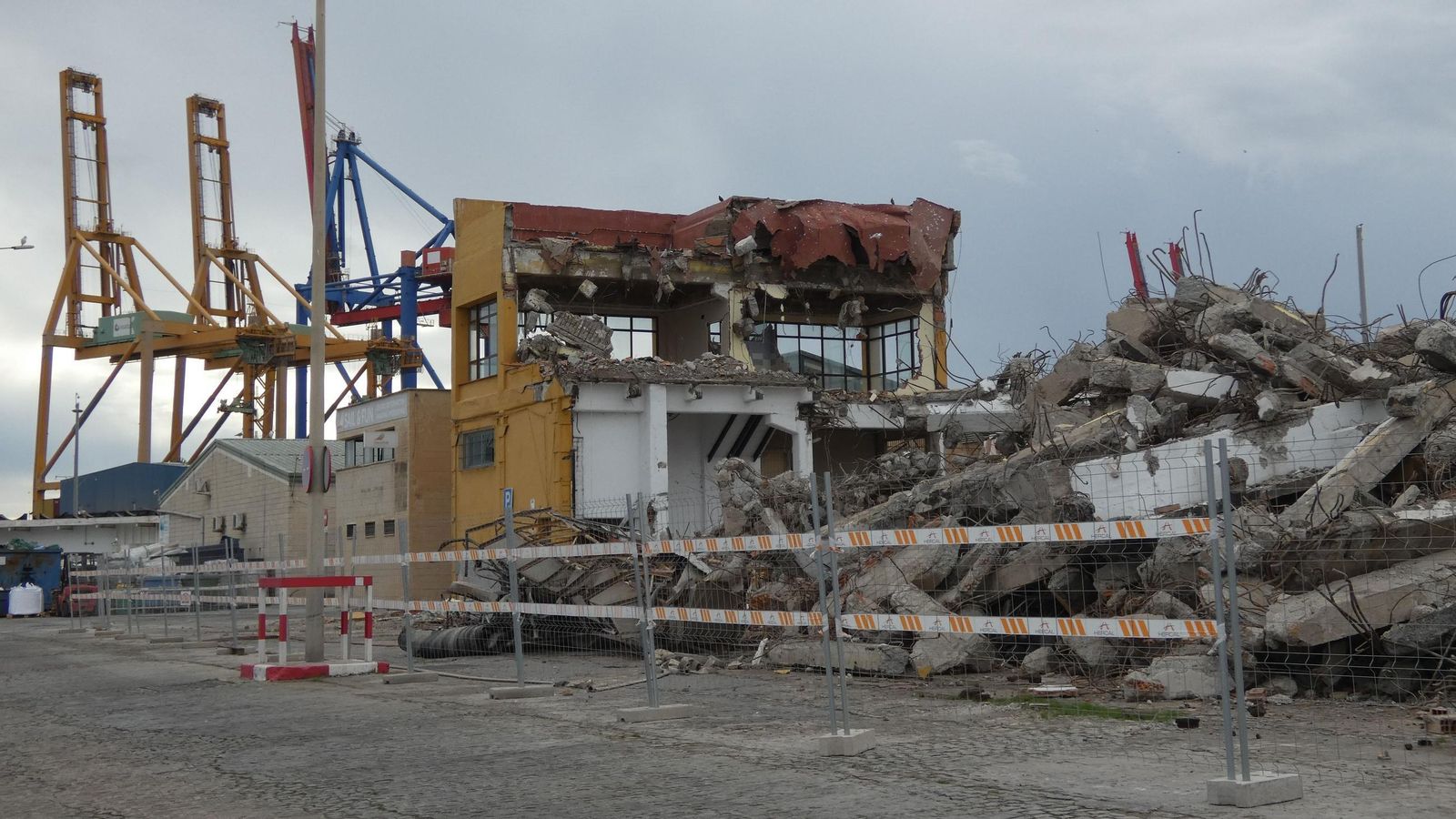 Demolición de la última parte del edificio de la fábrica de hielo