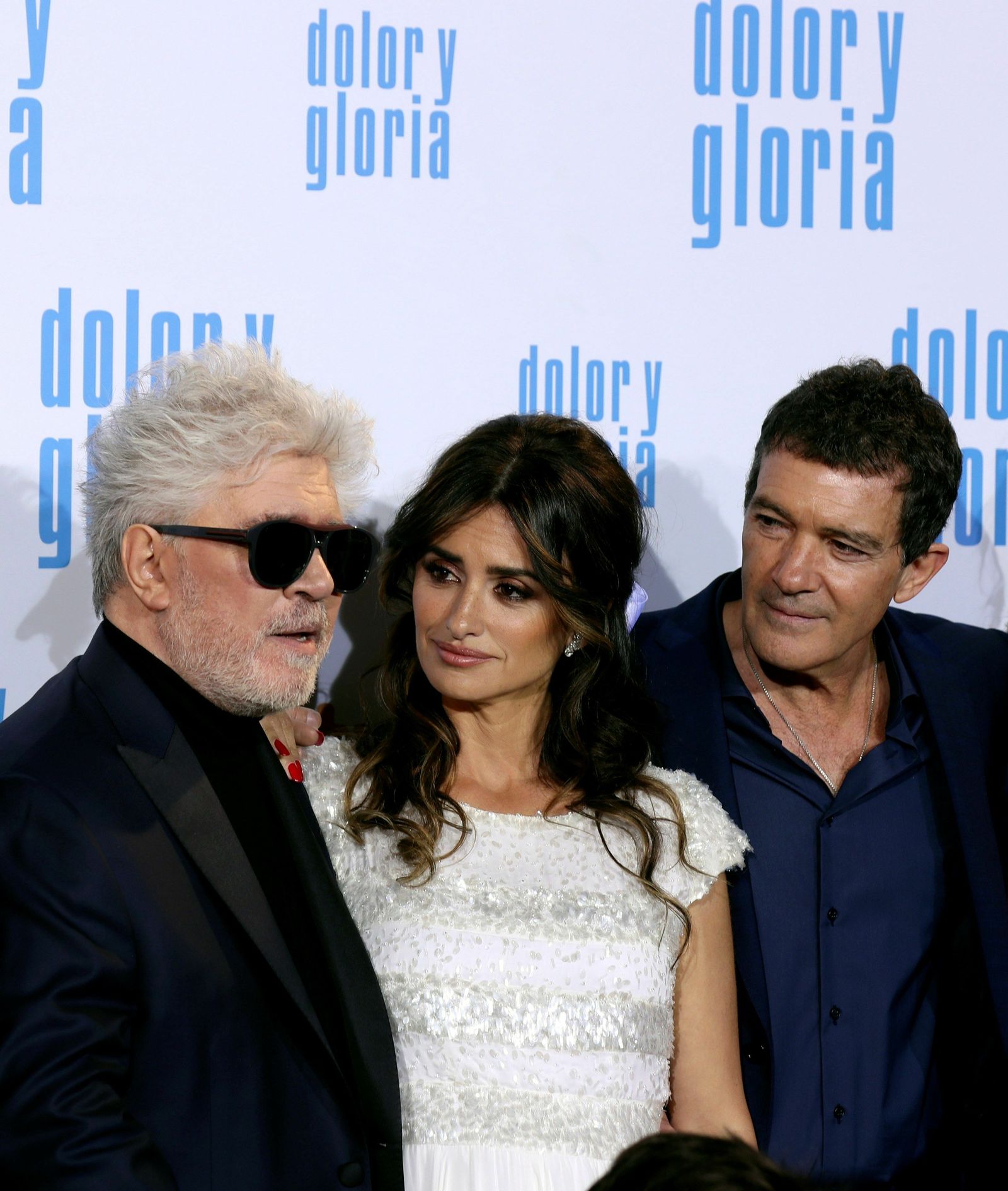 Almodóvar, con Penélope Cruz y Antonio Banderas, el pasado marzo.