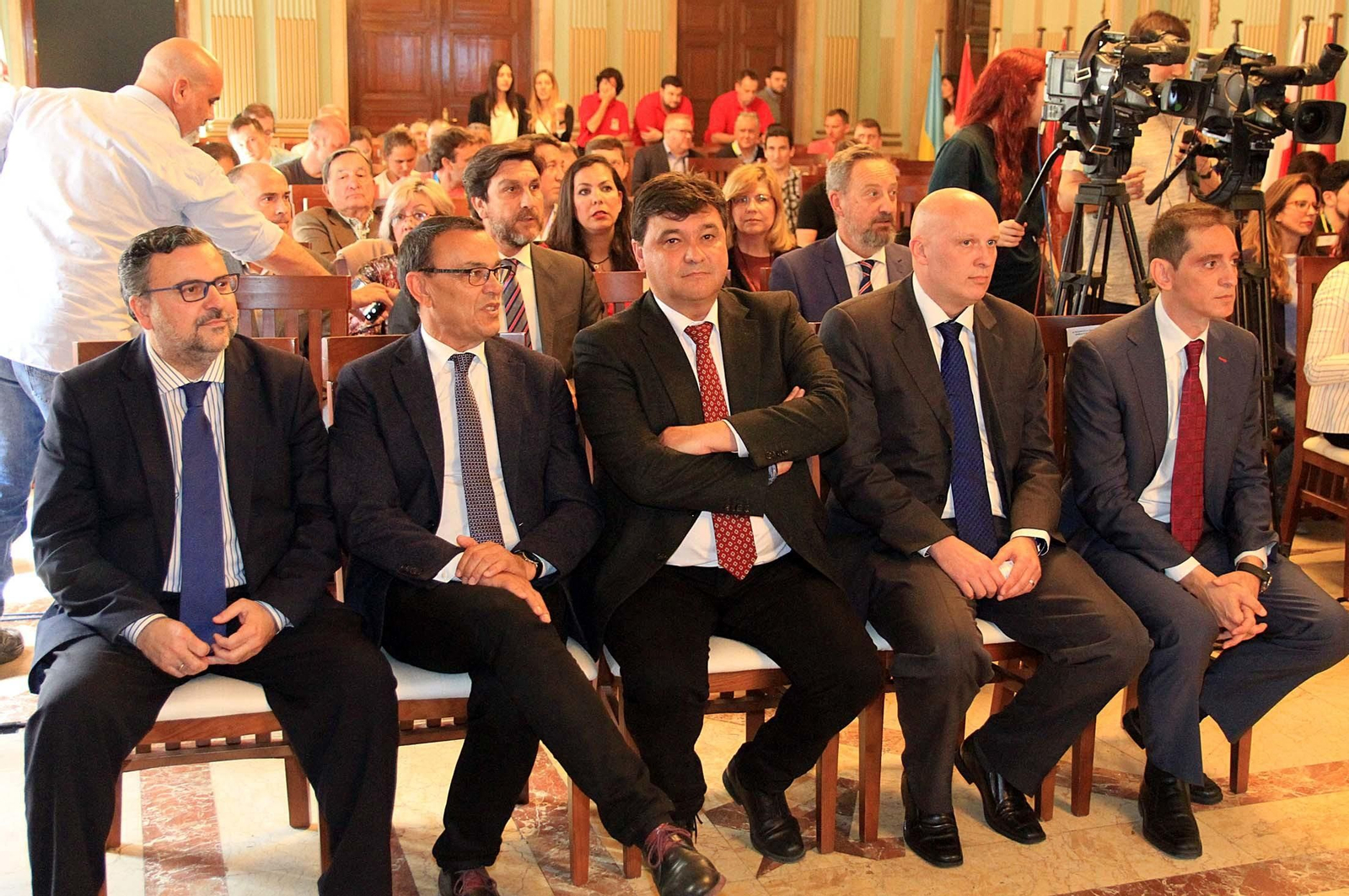 Imágenes de la recepción en el ayuntamiento a organizadores y participantes del Campeonato Europeo de Bádminton que se celebra en Huelva