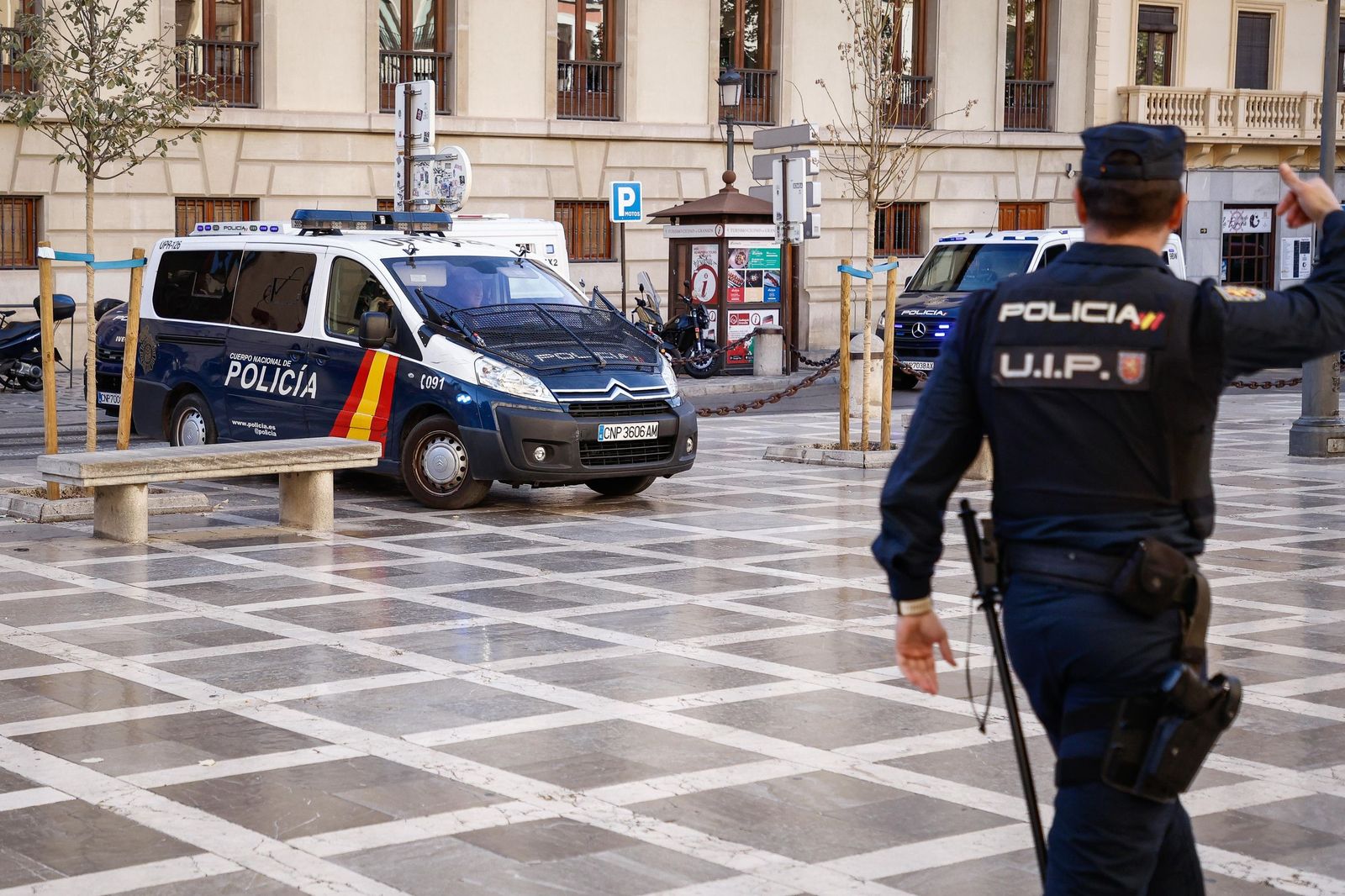 Un furgón de la Policía Nacional entra a Plaza Nueva en una imagen reciente.