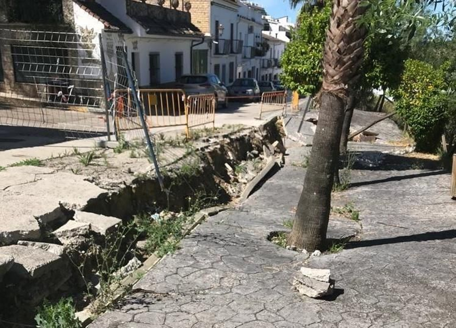 Aspecto del socavón provocado por el movimiento de tierras en la calle Sevilla.