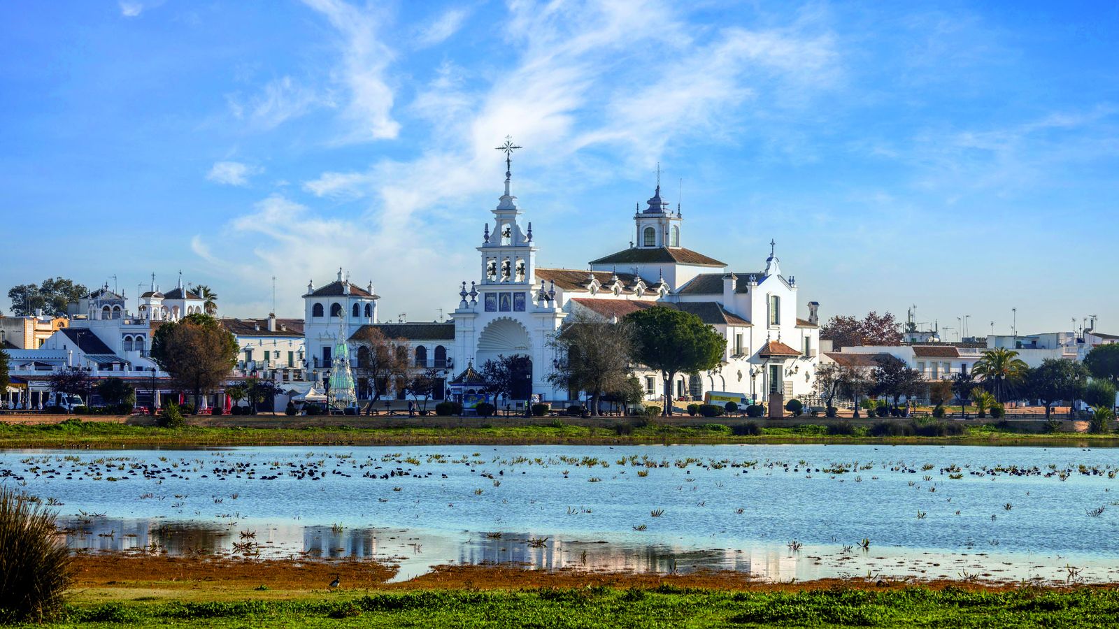 Visión de la ermita desde las marismas