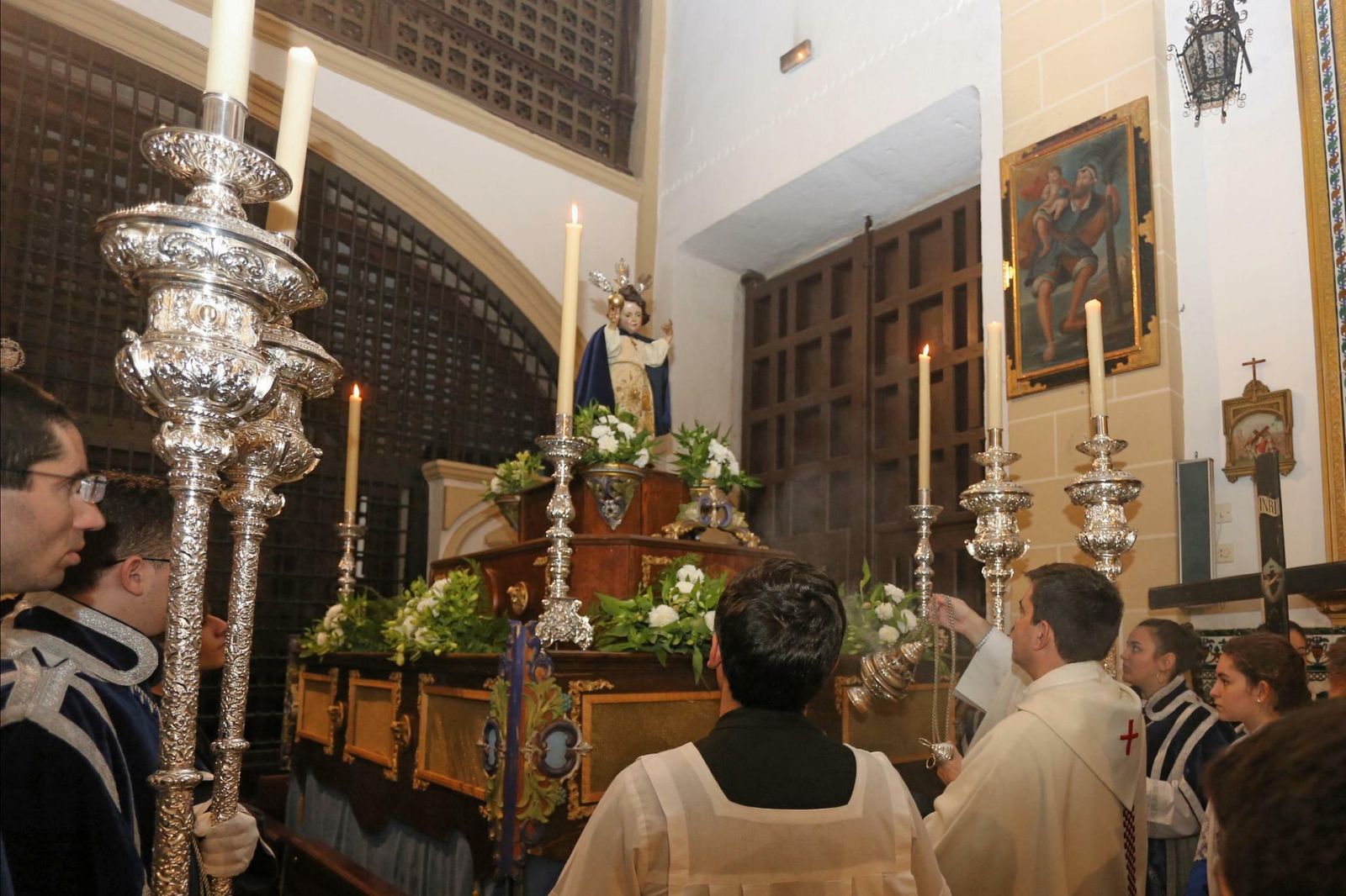 El Niño Jesús de Praga, en el interior de la iglesia de las Concepcionistas, no pudo procesionar este sábado por la lluvia.