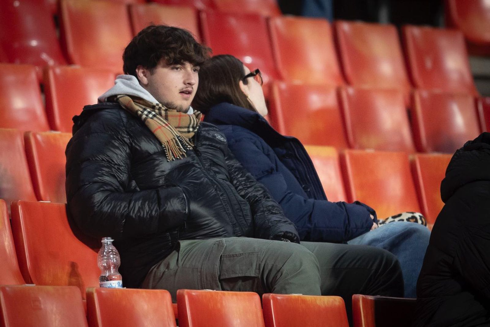 Encuéntrate en la grada del Estadio Nuevo Los Cármenes durante el Granada CF-Racing de Santander