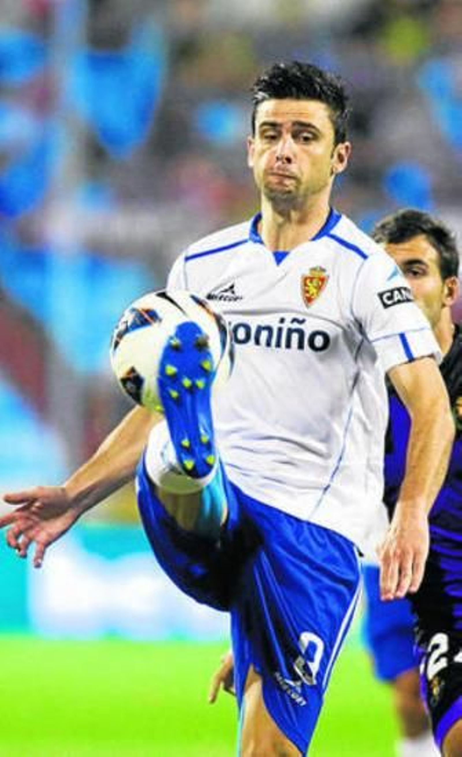 Helder Postiga controla un balón con su pie derecho.