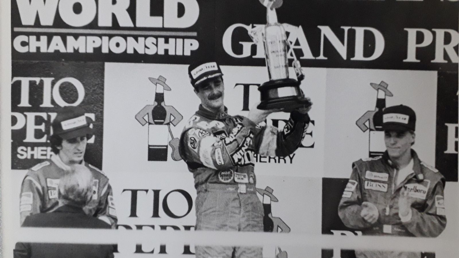 Nigel Mansell , en 1987, levantando el trofeo junto a Prost y Stefan Johansson. Nigel Mansell , en 1987, levantando el trofeo junto a Prost y Stefan Johansson.