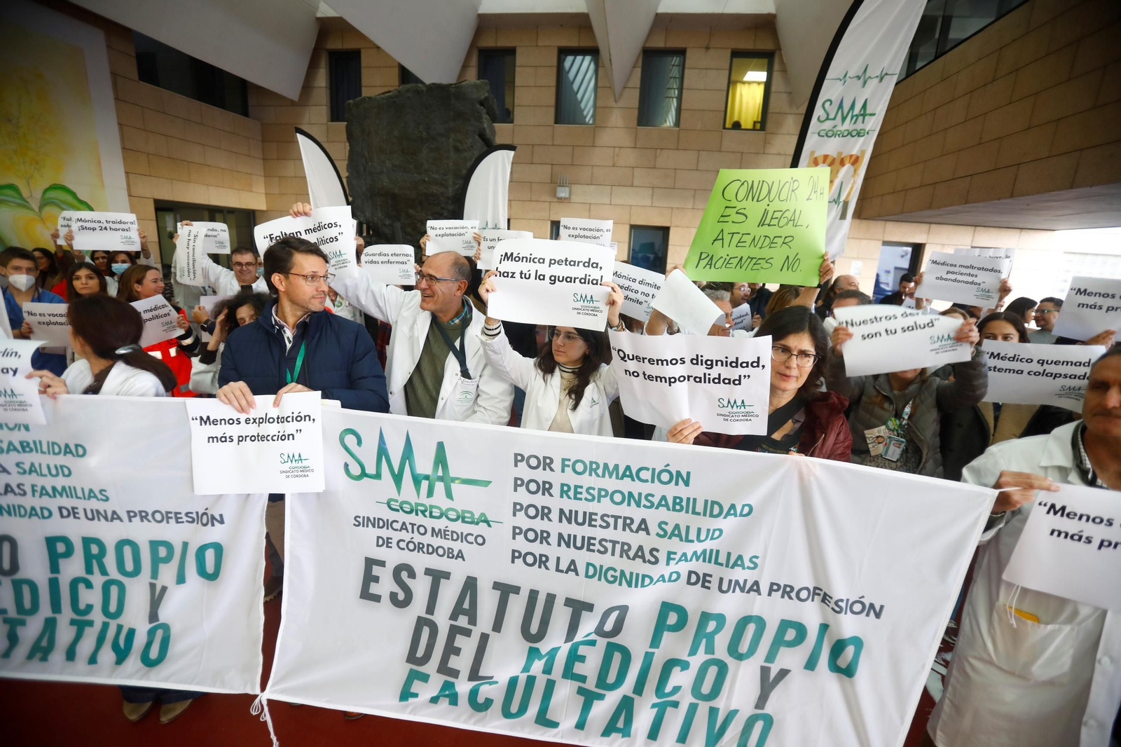 La concentración por la huelga de médicos en Córdoba contra el Estatuto Marco, en imágenes
