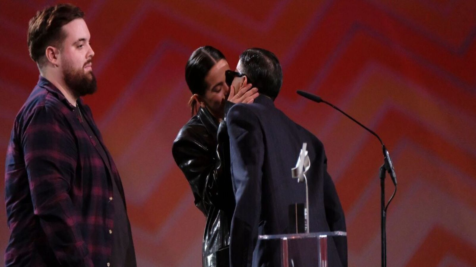 Rosalía besa a su pareja, Rauw Alejandro, tras entregarle el premio a 'Mejor canción’.