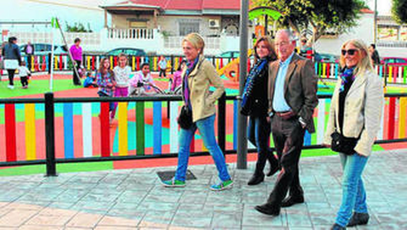 El alcalde acudió a la inauguración con buena parte del equipo de gobierno.