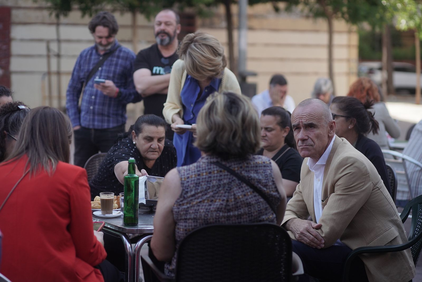 Muñoz conversa con vecinos del Polígono Norte en el velador de un bar.