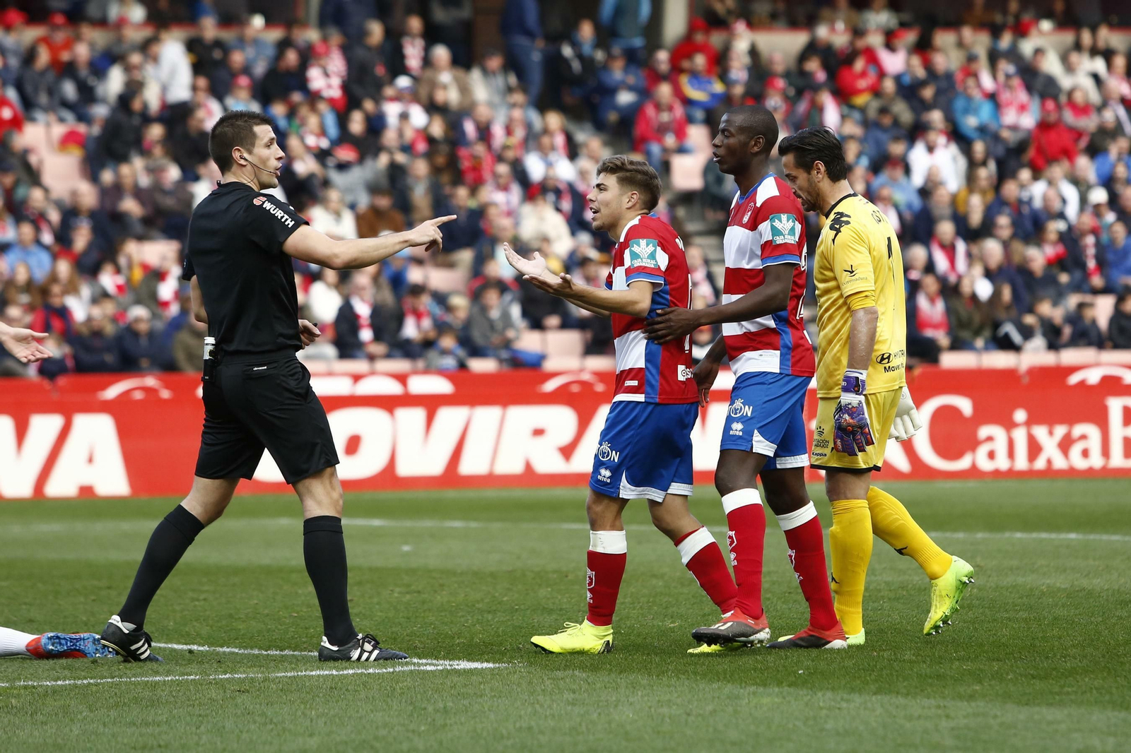 El colegiado castellano-manchego expulsó a San Emeterio ante el Extremadura.