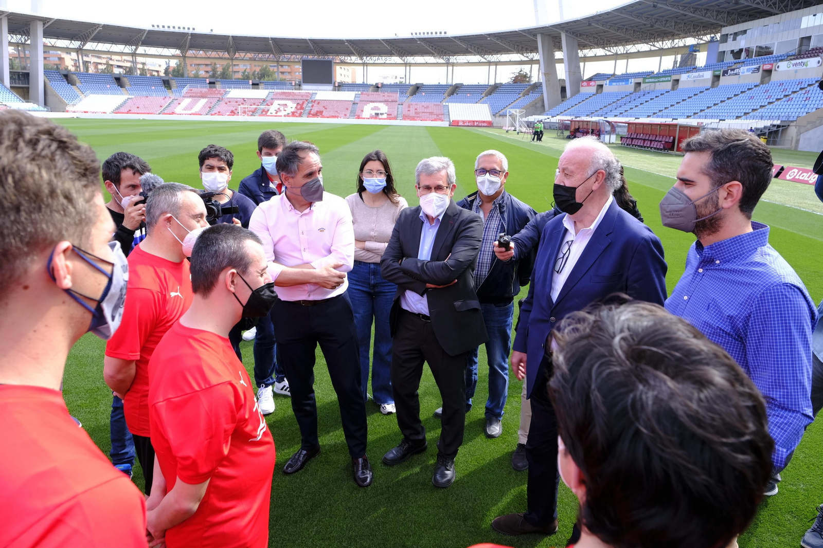 Fotogalería de la visita de Vicente del Bosque al equipo Genuine de la Fundación U.D. Almería