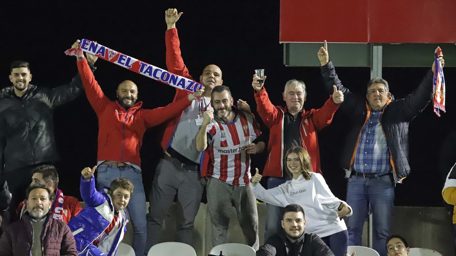 Fotos de la afición durante el Clásico en el Nuevo Mirador