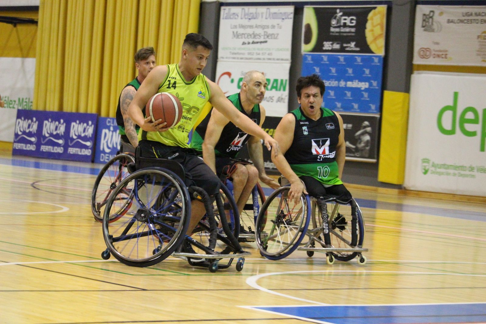Ezequiel Jaime avanza con le balón.