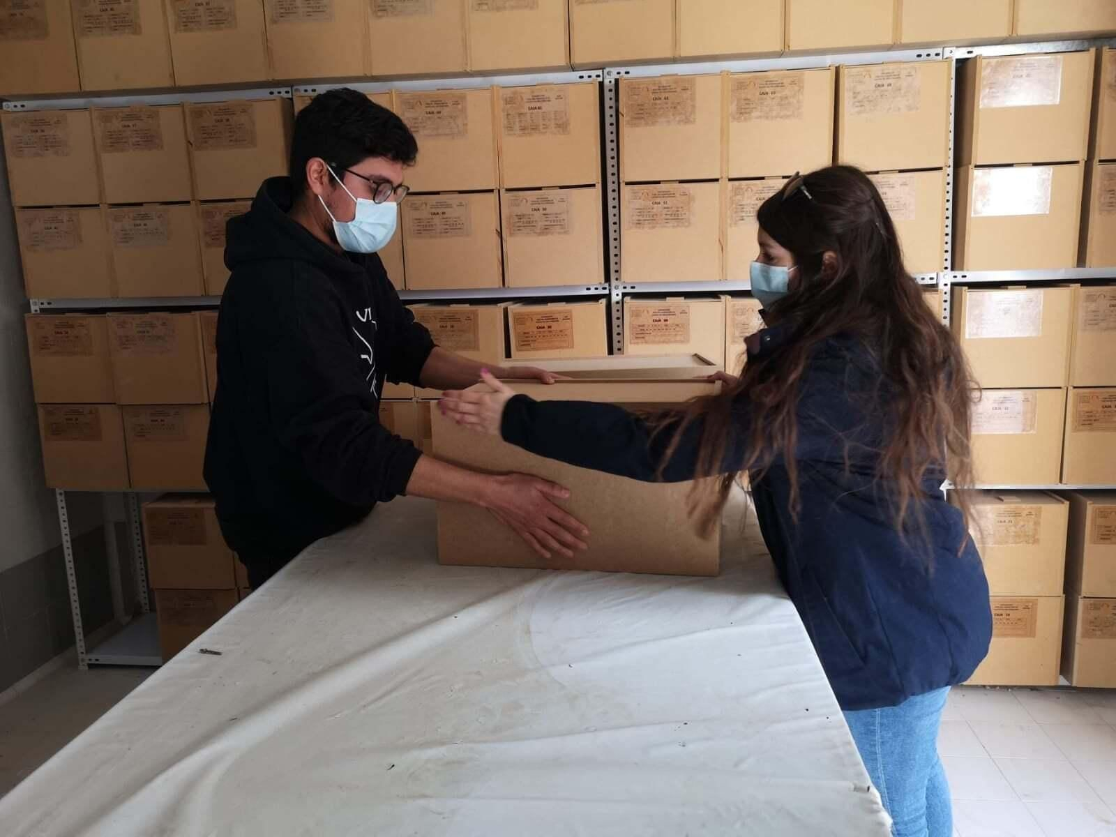 Traslado de las cajas de cartón con los restos óseos en Castro del Río.