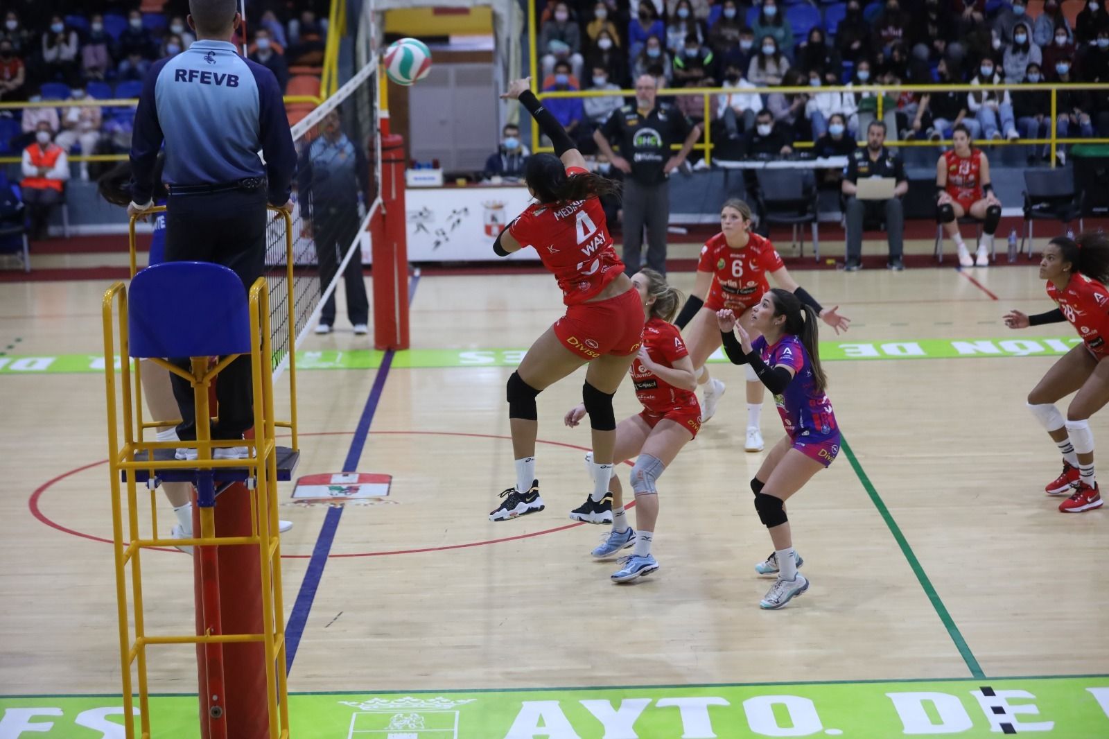 Winderlys Medina efectúa un remate en un partido del Cajasol.