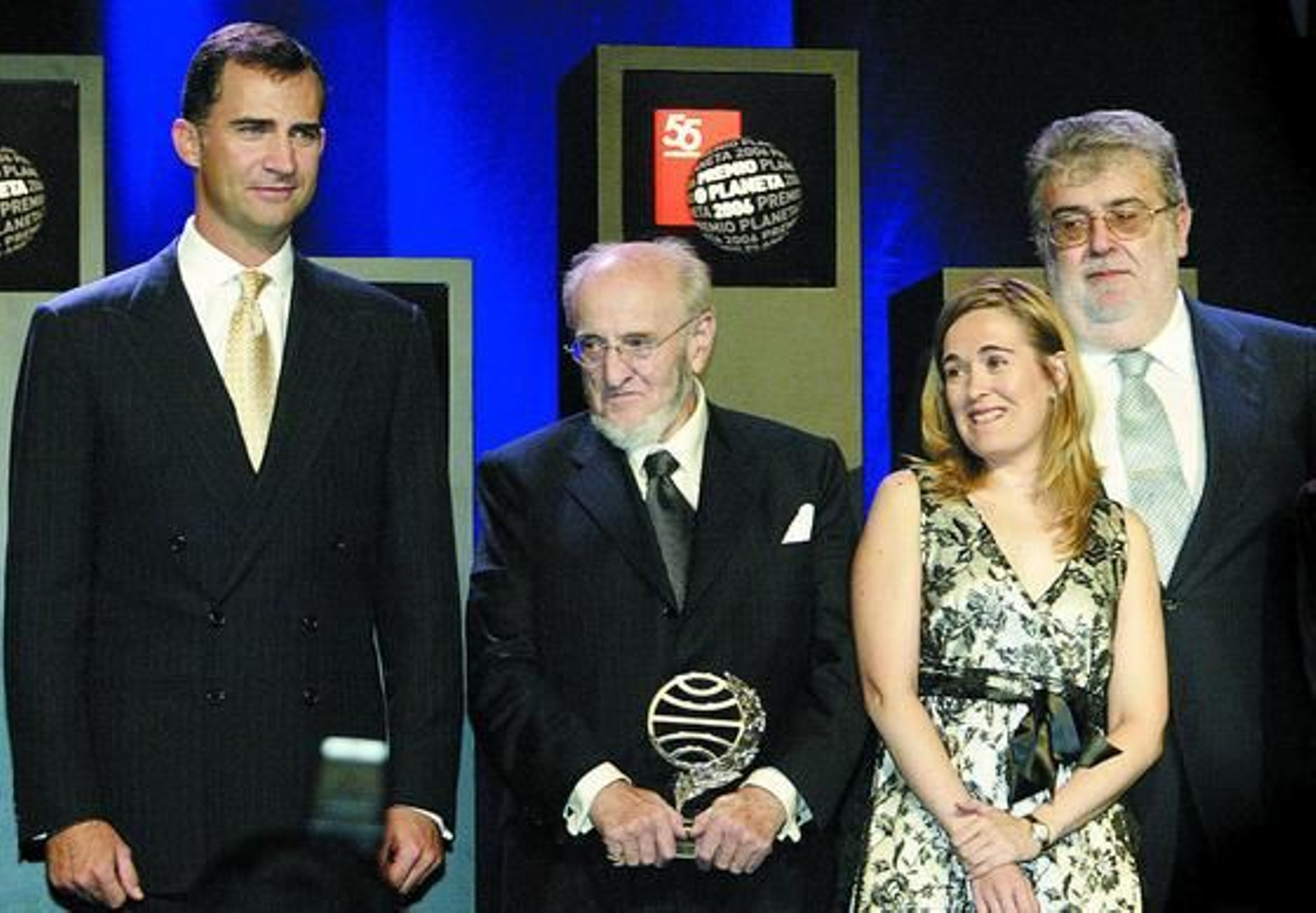 Acompañado del entonces Príncipe de Asturias en la entrega del Planeta a Álvaro Pombo y Marta Rivera de la Cruz, en 2006./ Efe