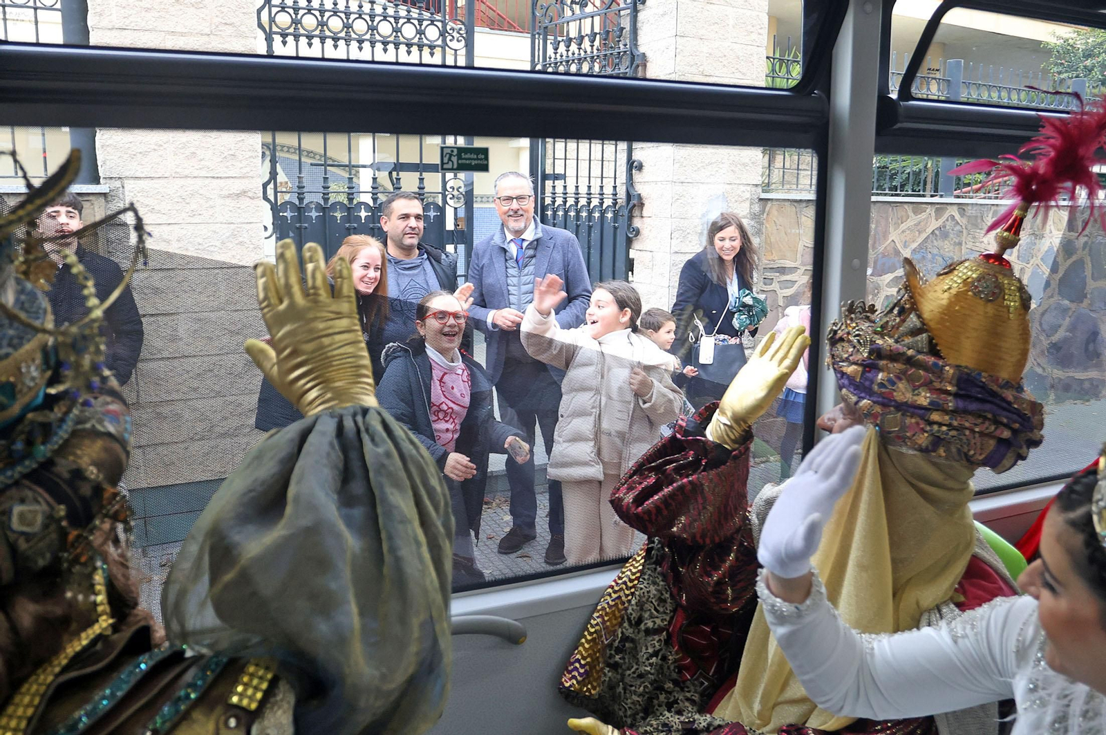 Reyes Magos de Huelva 2025: Imágenes de la visita al Asilo de Ancianos Santa Teresa de Jornet