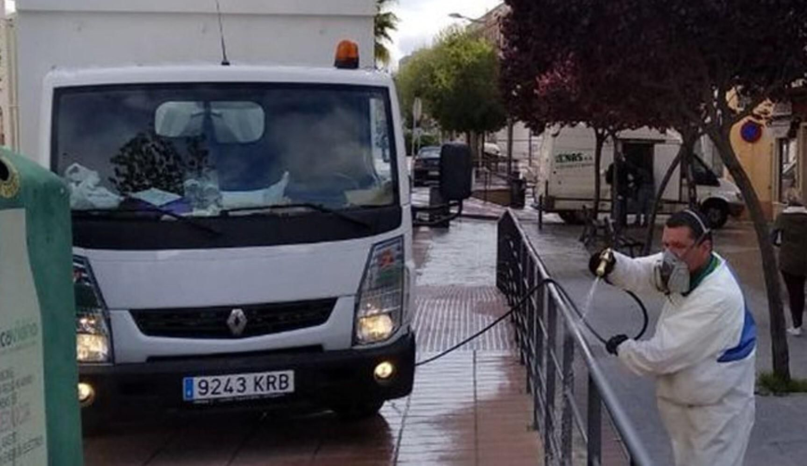 Un operario realiza labores de desinfección y limpieza en Puente Genil.